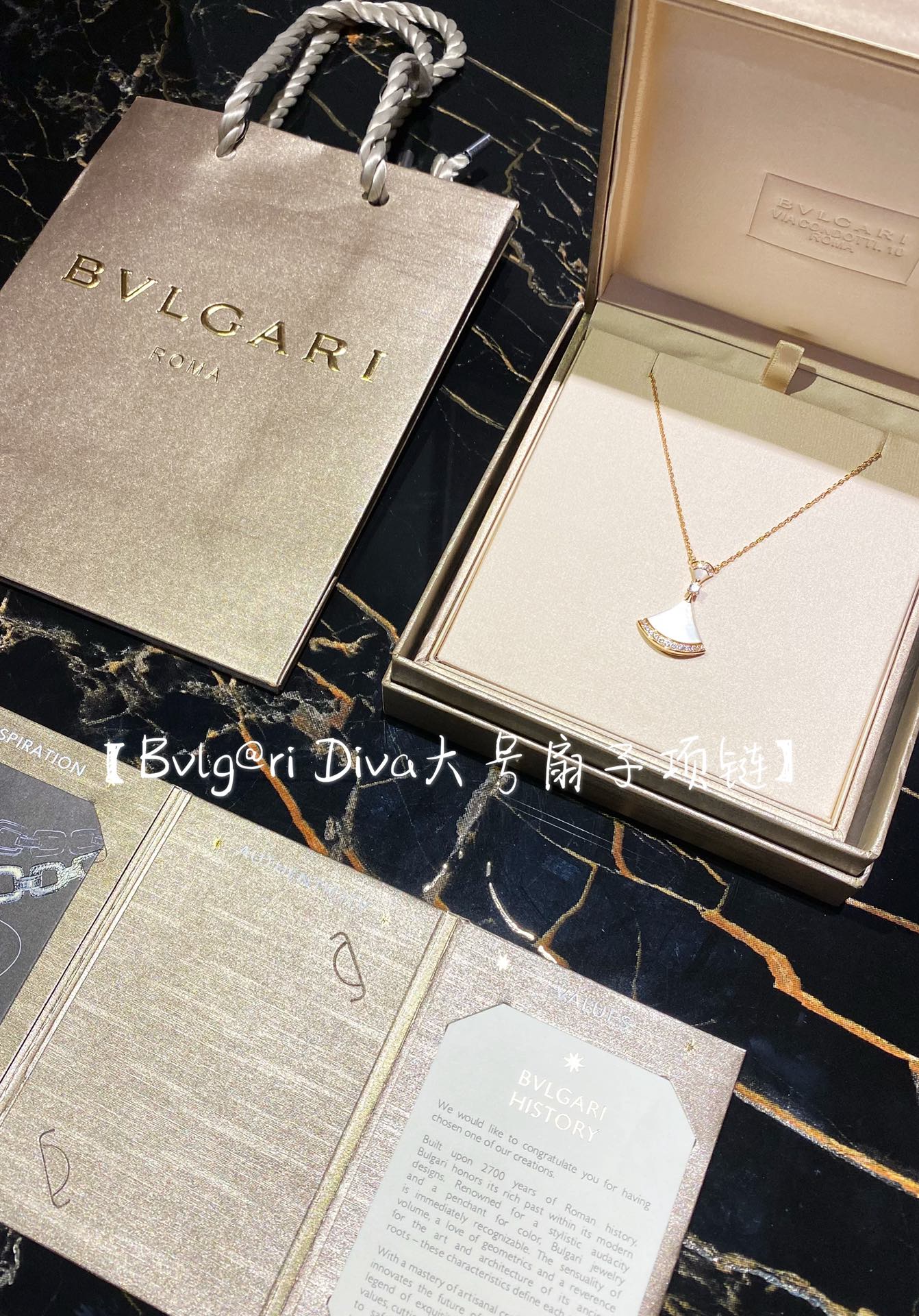 NO:633182,88280 [Bvlg@ri diva large natural stone fan necklace] ·Three kinds of natural stones and three colors to choose from ·Every natural pattern we choose is unique!  Unique beauty, refined temperament · Customized flower chain, showing a very good metallic luster, real gold glitter chain is visually pleasing · The fan is welded in two parts and can swing slightly. Original hand-made egg-shaped buckle, super delicate ring tail pendant. The goddess style diva has a sharp and delicate character print. It is not just a piece that is blurred out and is called a steel seal!  If you zoom in, you can clearly see the engraving!  The highest version of Seiko on the market, welcome any goods from K market, bottega veneta, bvlgari, necklace, Cartier high-end jewelry1986090988280【Bvlg@ri diva大号天然石扇子项链】 ·三种天然石三个配色可选 ·我们选用的每一块天然纹路都是独一无二的！独具美感,气质脱俗 ·定制的批花链条,呈现非常好的金属光泽,真金闪光链条即视感 ·扇子分两部分焊接,可轻微摆动.原版手工蛋形扣,超级精致的环形尾坠 女神款人手一条的diva,字印锐利精致,不是随便糊掉的一块就叫钢印！放大看可以清晰看见刻字！市面最高版本精工,欢迎K市场任何货色,,bottega veneta,bvlgari,necklace,卡迪亚高端饰品,Jewelry