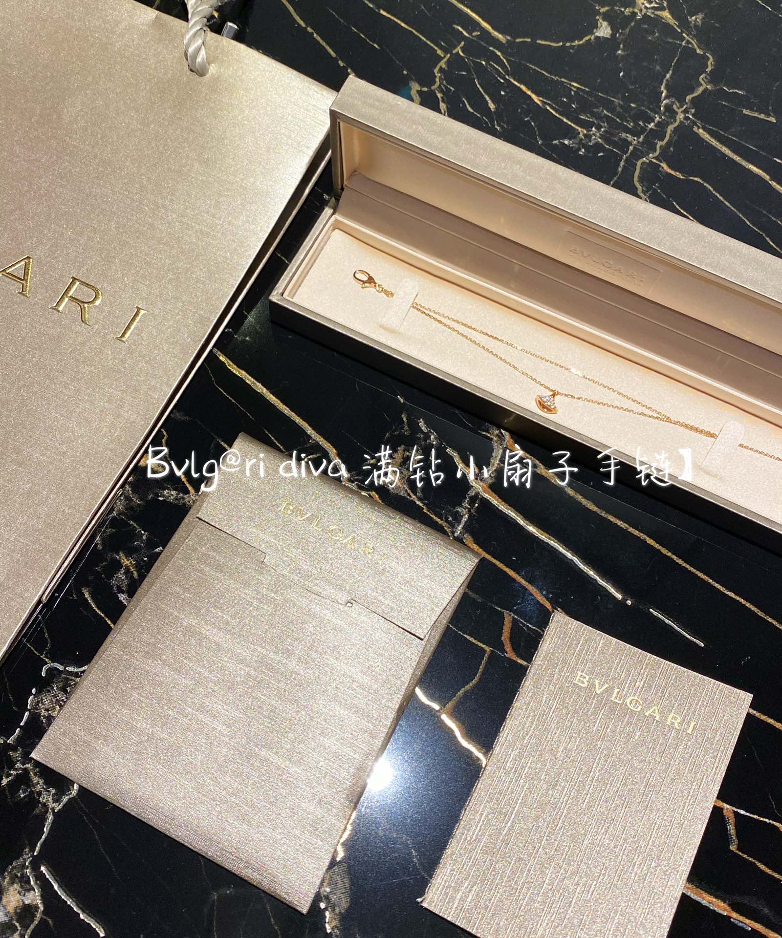 NO:114405,Diva full diamond small fan bracelet · Platinum and rose gold, perfect two colors available · Stone is imported from the United States, diamonds are fully hand-set, details are real shot, the gloss is nearly as good as gold · Sterling silver chains are thick gold electroplated, texture and color preservation are first-class · Chain is customized according to ZP, and the texture and luster are very good · Handmade egg-shaped buckle, the tail pendant is clear and deep, and the tail pendant has a circle of prints on the side, which is very hard to follow with the ZP process. Repeated versioning and revision are finally done!  The finished product is very nice!  Very positive fan style and great fit!  Wearing it alone is all good-looking!  Very, very agile!  The diamonds are so shining, the jewelry is fine, bracelet, pure silver19860909diva 满钻小扇子手链 ·白金色、玫瑰金色,完美两色可选 ·石头是美国进口硅钛料,钻石全手镶,细节看实拍,光泽度直逼金货 · 纯银链厚金电镀,质感和保色都是一流 ·链条根据ZP定制,质感光泽都很好 ·手工蛋形扣,尾坠刻字清晰深邃,尾坠侧面带一圈字印,随ZP工艺,非常费功夫 反复打版改版终于搞定！成品非常nice了！非常正的扇子版型,贴合度也很棒！单独戴叠戴都是满分的好看！非常非常灵动！满钻闪闪的太心水了,饰品精品,bracelet,pure silver,Jewelry