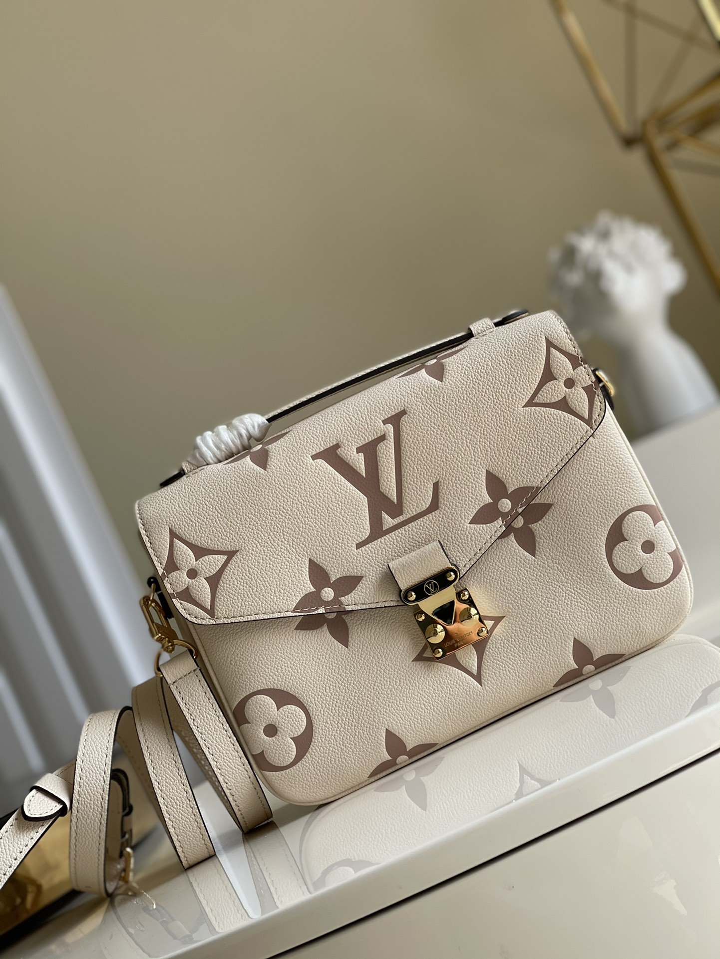 NO:396517,【Exclusive real photo M45596】POCHETTE MTIS handbag Spring Pochette Metis handbag is made of large-sized Monogram pattern Monogram Empreinte leather. It is paired with S-Lock locks from the brand's classic hard case. Elegant handle and removable shoulder straps are easy to shoulder or crossbody size25x19x7cm me.,LV [original leather],louis vuitton19860909【独家实拍M45596】POCHETTE MTIS 手袋 春季 Pochette Metis 手袋取材压印大号 Monogram 图案的 Monogram Empreinte 皮革 搭配源自品牌经典硬箱的 S-Lock 锁扣 雅致手柄和可拆卸肩带便于肩背或斜挎 size25x19x7cm 我.,LV【原厂皮】,louis vuitton,Bag