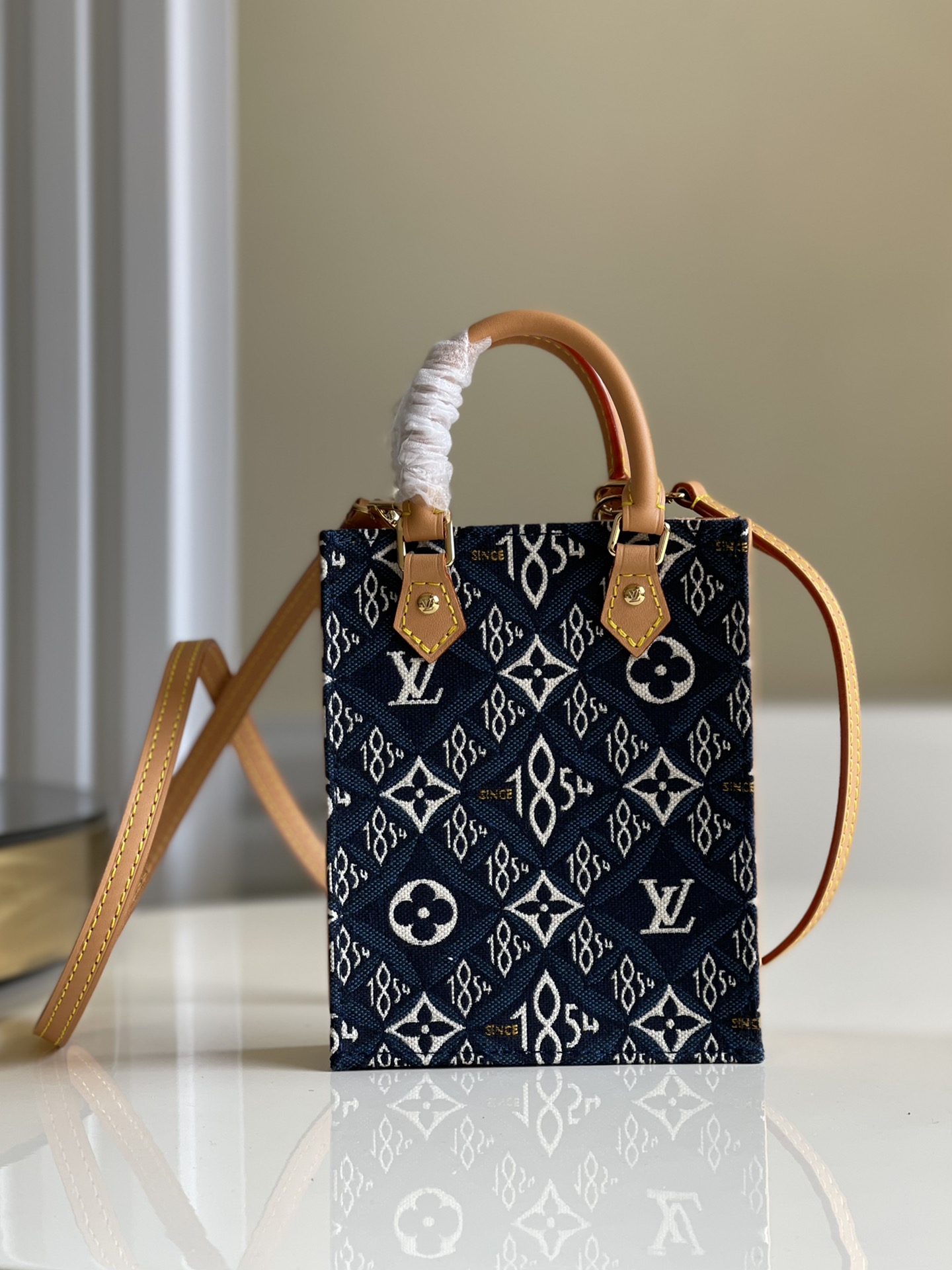 NO:396516,【Exclusive real shot M80288】Nicolas Ghesquière creatively combines Monogram patterns and 1854 words representing the year of founding, injecting the retro charm of the Petit Sac Plat handbag with the since 1854 jacquard weaving pattern. The small size contains plenty of space, and the removable shoulder straps allow the handheld to be switched at will. Size 14 x 17 x 5 x.,LV [original leather],louis vuitton19860909【独家实拍M80288】Nicolas Ghesquière 创意融合 Monogram 图案和代表创始年份的 1854 字样,为 Petit Sac Plat 手袋注入 Since 1854 提花织纹的复古意韵.小巧尺寸内藏充裕空间,可拆卸肩带令手提、肩背随心切换.尺寸14 x 17 x 5 x.,LV【原厂皮】,louis vuitton,Bag