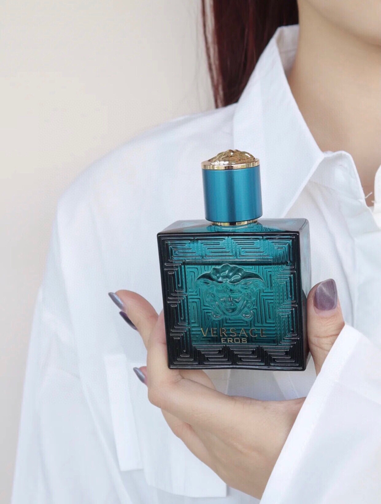 P F 55
💬EDT/100ML
Ver sace/范 思哲Eros爱罗斯爱神之水男士淡香 水

简介：
范思 哲推出了一款以希腊爱神为名的新范 思哲男士香水，旨在向范 思哲时装屋创始人Gianni V ersace致敬。热爱希腊神话故事的他，其范 思哲的蛇发女妖标志便是最好的证明，此次Eros香水的瓶身，也以招牌的地中海蓝半透明瓶身包覆蛇发女妖标志，看似古希腊战士般的男模Brian Shimansky拿着它，抵御淘气爱神射来的浪漫之箭。爱恋、热情、美丽与欲望，是成就VE RSACE这支全新男性淡香水的主要元素。 

香调：馥奇香调 
前调：薄荷 苹果 柠檬 
中调：零陵香豆 老鹳草 降龙涎香醚 
后调：香草 香根草 橡木苔 雪松 雪松
属性：男香