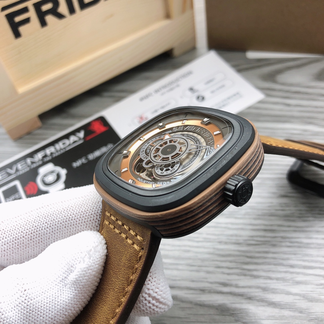 570 SEVENFRIDAY 型号P2B03