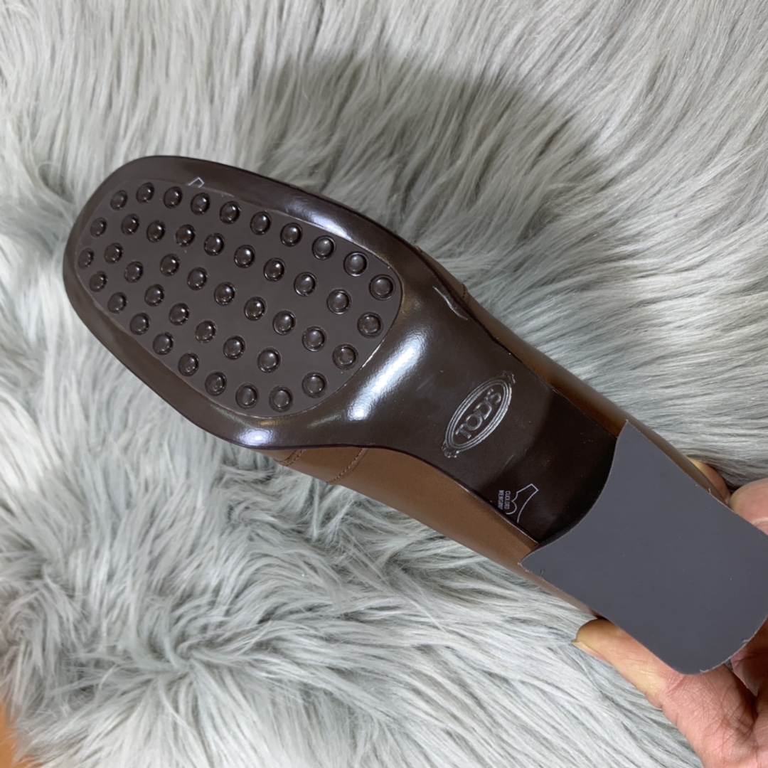 Tod’s Latest Comfortable Woman’s Shoes: Handcrafted Luxury with Retro Design Elements - 图片 9