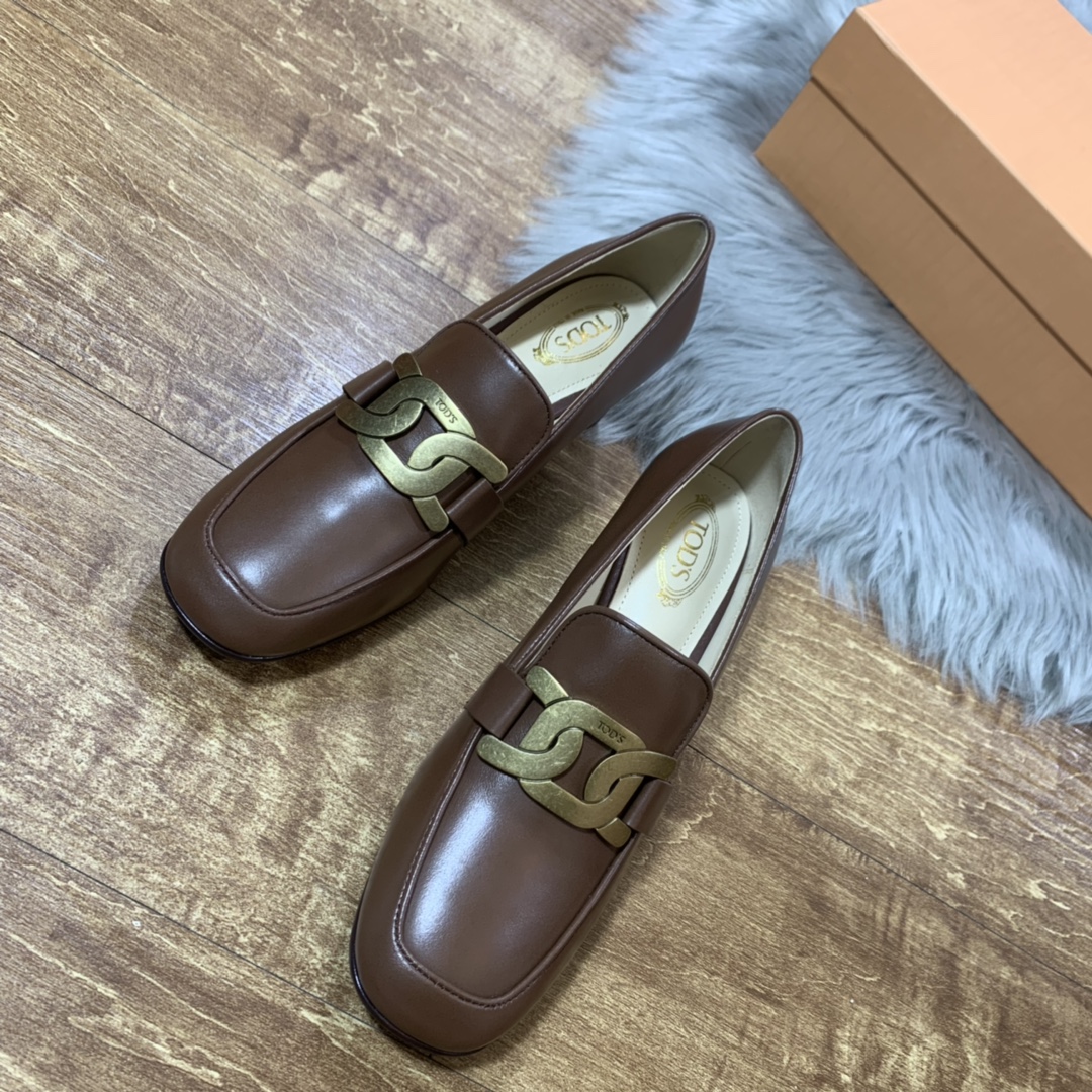 Tod’s Latest Comfortable Woman’s Shoes: Handcrafted Luxury with Retro Design Elements - 图片 5
