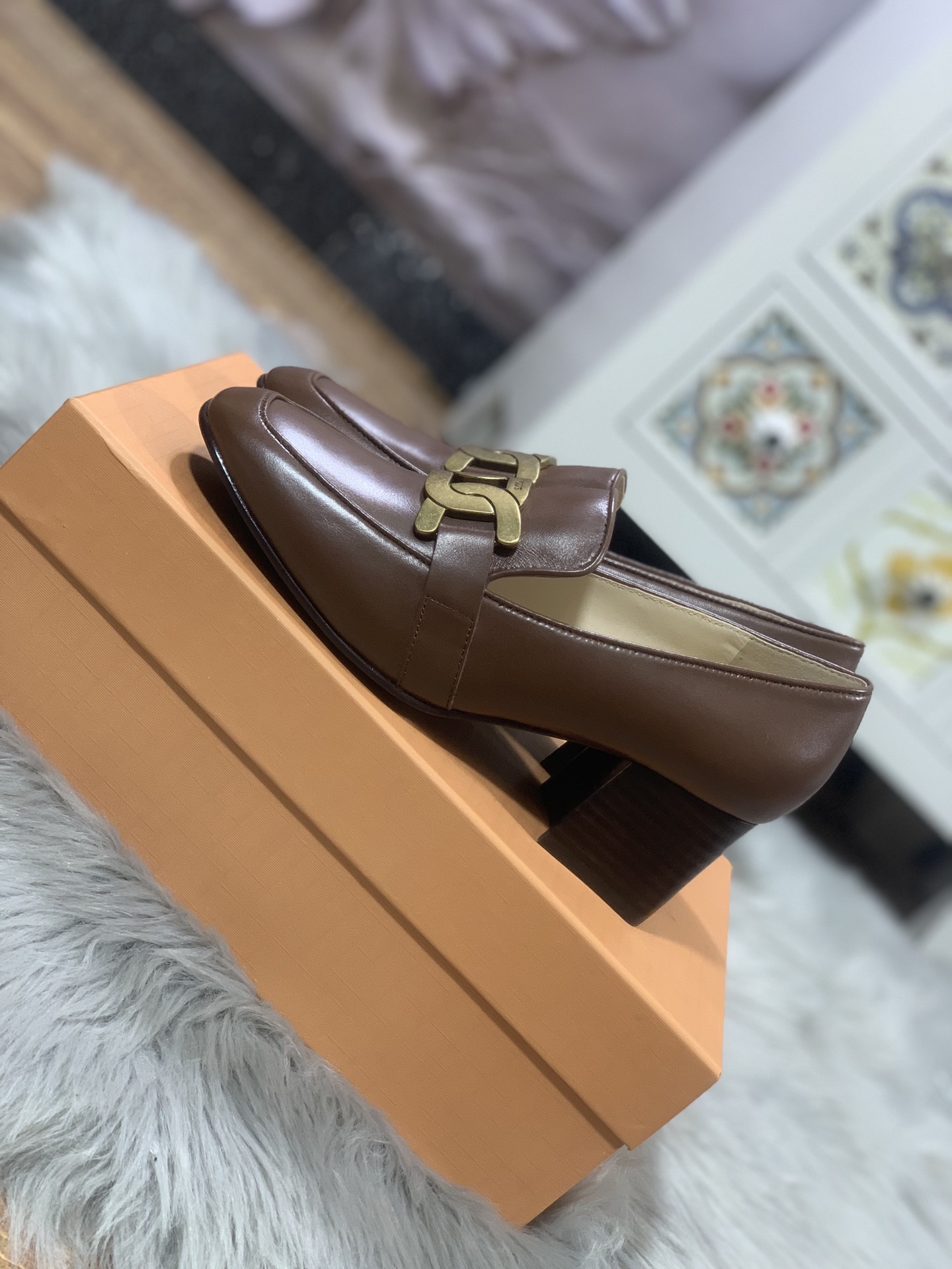 Tod’s Latest Comfortable Woman’s Shoes: Handcrafted Luxury with Retro Design Elements - 图片 3