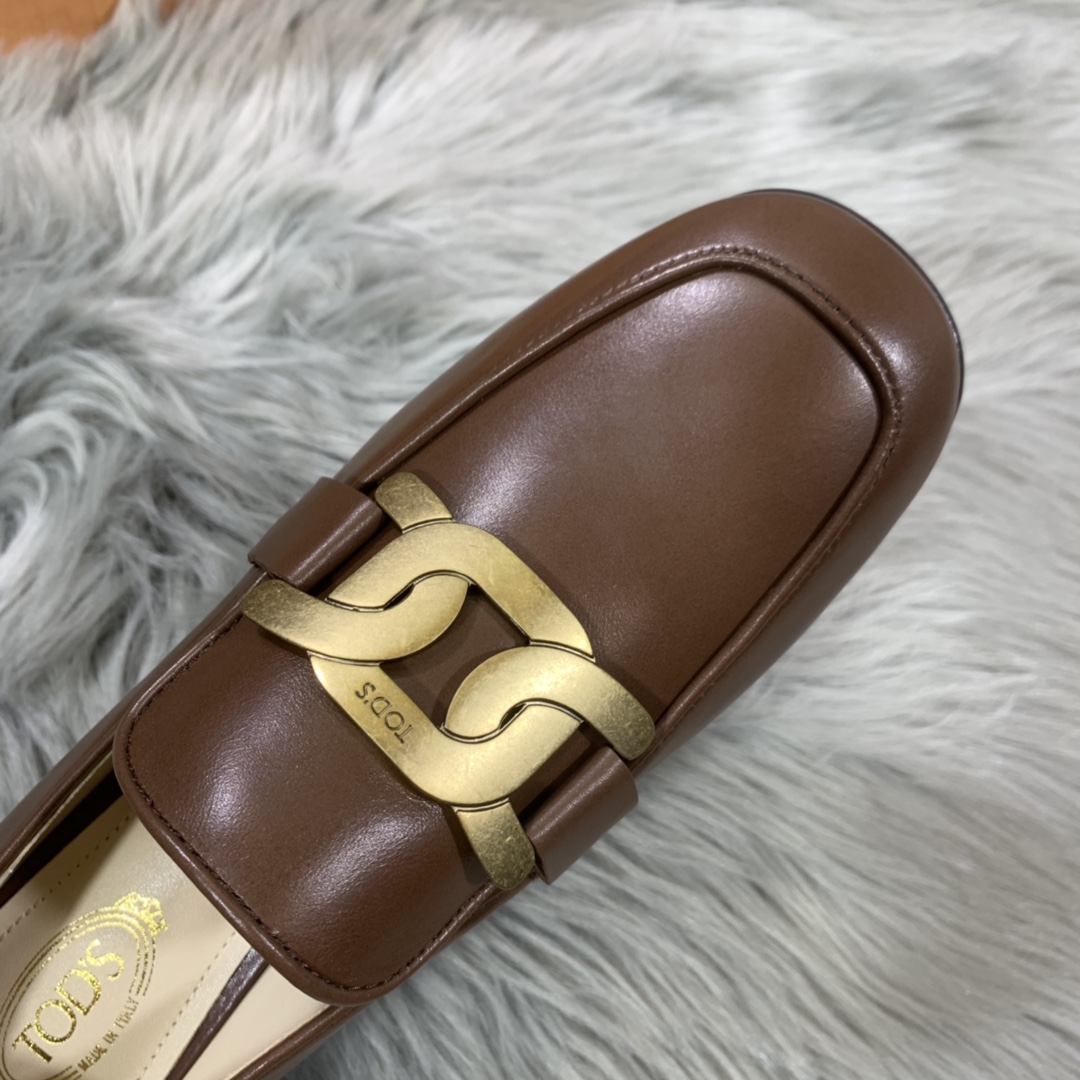 Tod’s Latest Comfortable Woman’s Shoes: Handcrafted Luxury with Retro Design Elements - 图片 6