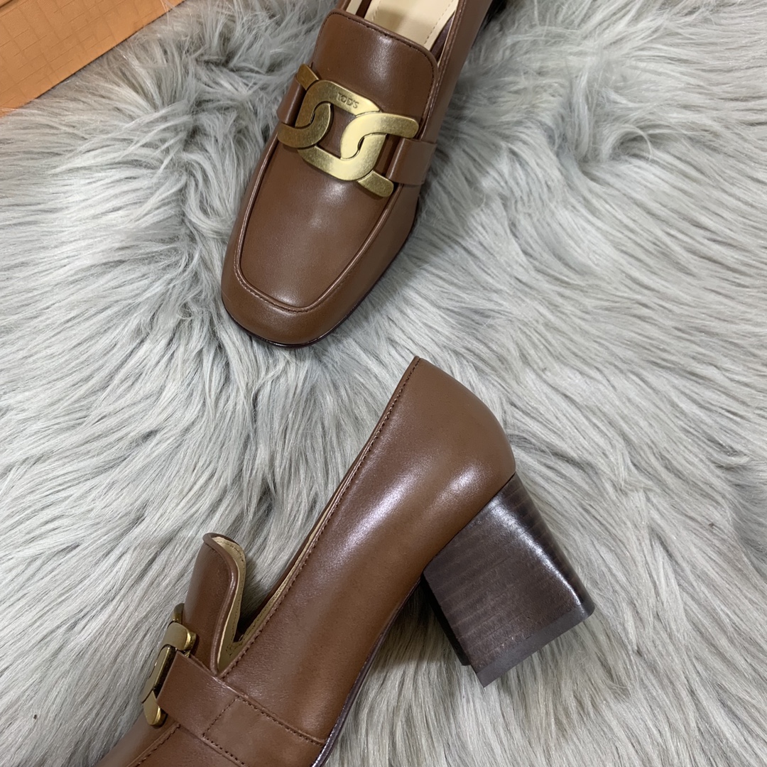 Tod’s Latest Comfortable Woman’s Shoes: Handcrafted Luxury with Retro Design Elements - 图片 7