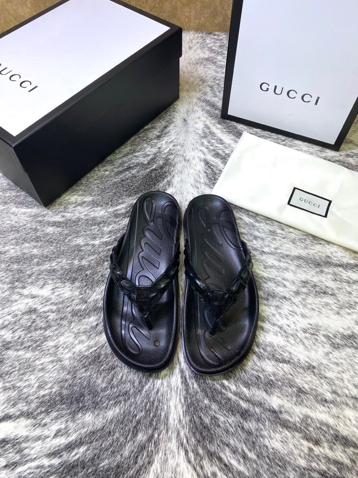 NO:279684,Crocodile slippers, new spring and summer products, store managers recommend [Crocodile Sandals] Guqi Thai Siamese crocodile leather, counter quality, quality level, simple and fashionable, luxurious and atmospheric, gentlemanly style, Baidu, casual and temperament 38/45; tire soles are the highlights, wear-resistant and non-slip, absolutely suitable for you who know how to taste life!  ,slippers,crocodile skin19860909鳄鱼拖鞋批 春夏新品 店长隆重推荐【鳄鱼凉拖臻品】古奇泰国暹罗鳄鱼皮 专柜精品 质量属精品级别 简单时尚 奢华大气 绅士风度百度 休闲不失气质 38/45；轮胎大底是亮点 耐磨防滑 绝对适合懂得品味生活的您！,,slippers,crocodile skin,Men's shoes