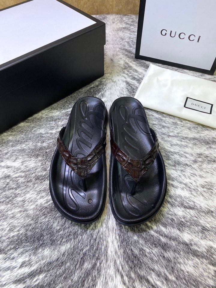 NO:349249,Crocodile slippers, new spring and summer products, store managers recommend [Crocodile Sandals] Guqi Thai Siamese crocodile leather, counter quality, quality level, simple and fashionable, luxurious and atmospheric, gentlemanly style, Baidu, casual and temperament 38/45; tire soles are the highlights, wear-resistant and non-slip, absolutely suitable for you who know how to taste life!  ,slippers,crocodile skin19860909鳄鱼拖鞋批 春夏新品 店长隆重推荐【鳄鱼凉拖臻品】古奇泰国暹罗鳄鱼皮 专柜精品 质量属精品级别 简单时尚 奢华大气 绅士风度百度 休闲不失气质 38/45；轮胎大底是亮点 耐磨防滑 绝对适合懂得品味生活的您！,,slippers,crocodile skin,Men's shoes
