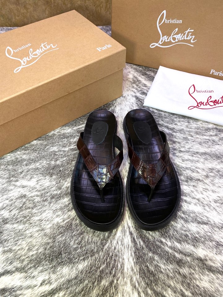 NO:279527,The store manager's grand recommendation is a new spring and summer product [Crocodile Sandrakes] Thai Siamese crocodile leather, counter quality, quality level, simple and fashionable, luxurious and atmospheric, gentlemanly style, Baidu, casual and elegant 38/45; tire bottom is the highlight, wear-resistant and non-slip, absolutely suitable for you who know how to taste life!  ,christian louboutin,crocodile skin19860909批【CL红底】店长隆重推荐 春夏新品【鳄鱼凉拖臻品】泰国暹罗鳄鱼皮 专柜精品 质量属精品级别 简单时尚 奢华大气 绅士风度百度 休闲不失气质 38/45；轮胎大底是亮点 耐磨防滑 绝对适合懂得品味生活的您！,,christian louboutin,crocodile skin,Men's shoes