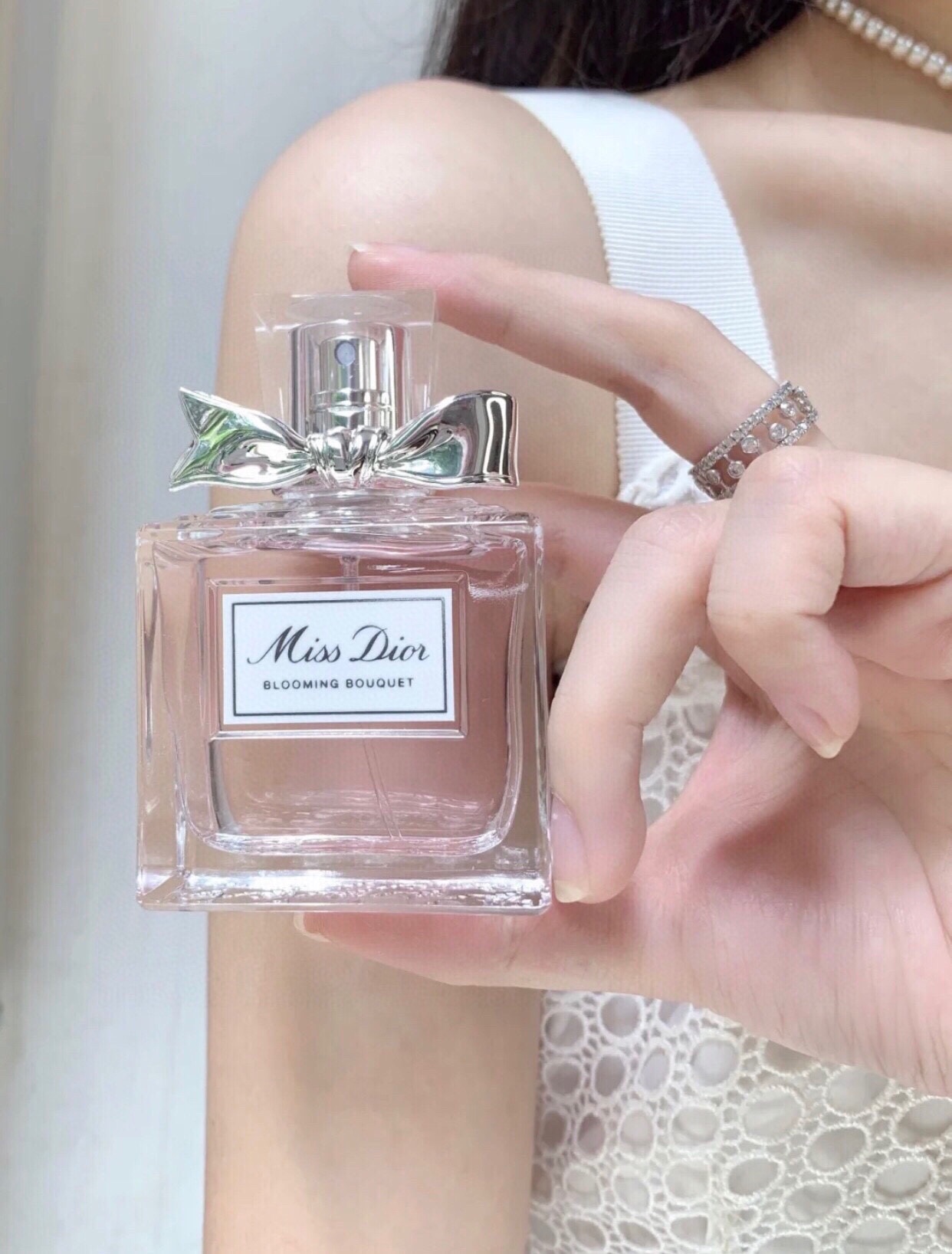 P F 1 2 0🔻专柜版🔺
💬ED T/淡香 水
D ior迪 奥花漾甜心女士100m l

简介：
DI OR迪 奥花漾甜心香水演绎了一种新的嗅觉主义，清新花漾甜心香水充分体现了女士的独立自由愿望。低调奢华。