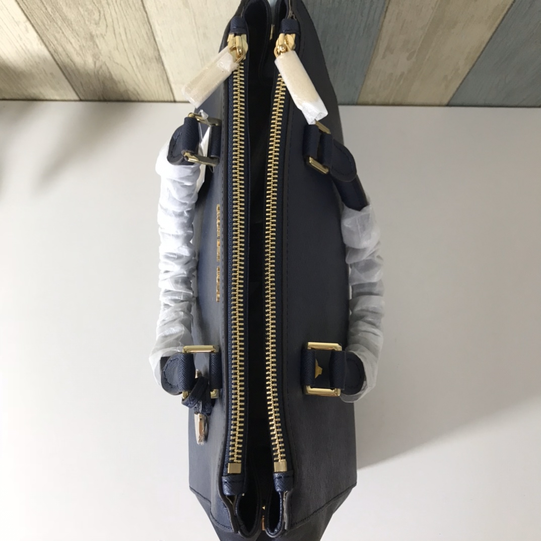 Michael Kors MK中号双拉链 杀手包 十字纹牛皮 单肩斜挎手提包 、 又奢华 令女人特质尽显 三隔层设计非常实用