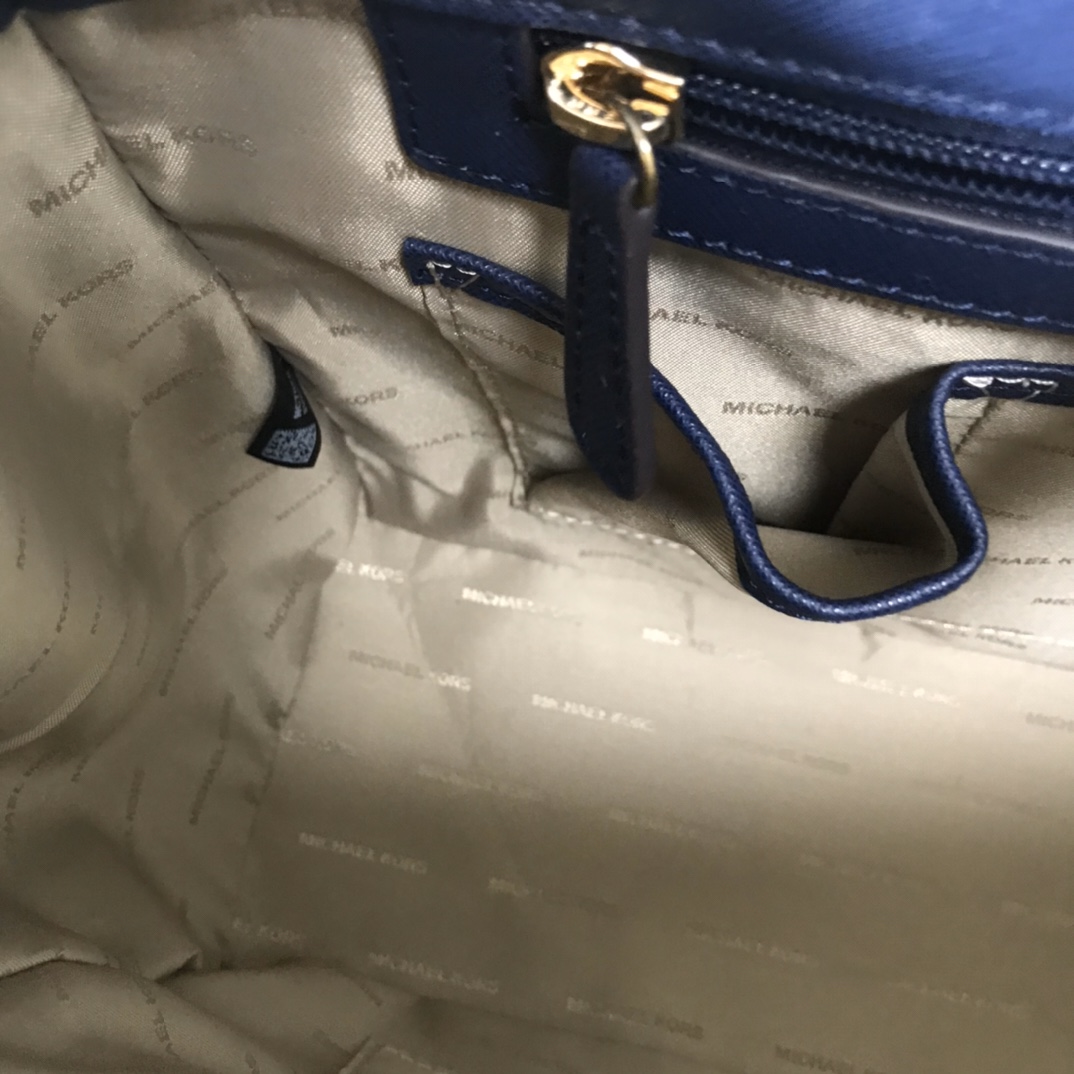 Michael Kors MK中号双拉链 杀手包 十字纹牛皮 单肩斜挎手提包 、 又奢华 令女人特质尽显 三隔层设计非常实用
