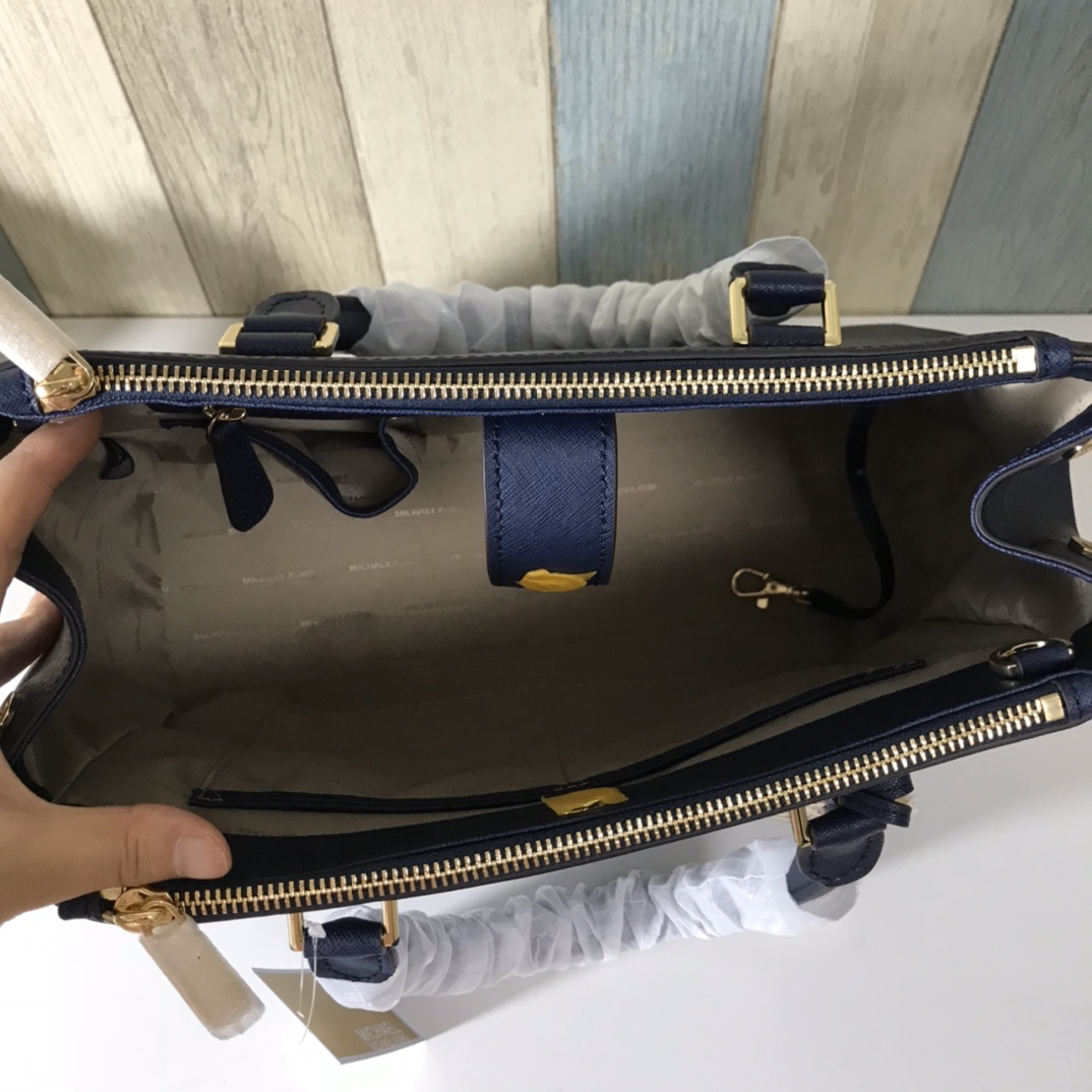 Michael Kors MK中号双拉链 杀手包 十字纹牛皮 单肩斜挎手提包 、 又奢华 令女人特质尽显 三隔层设计非常实用