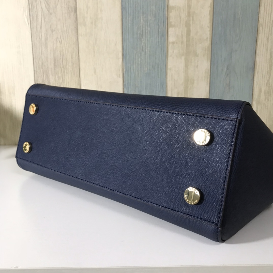 Michael Kors MK中号双拉链 杀手包 十字纹牛皮 单肩斜挎手提包 、 又奢华 令女人特质尽显 三隔层设计非常实用