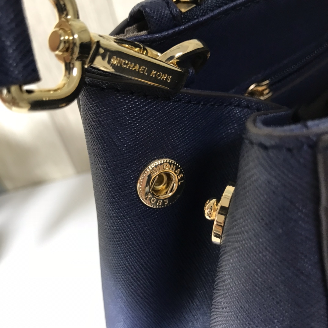 Michael Kors MK中号双拉链 杀手包 十字纹牛皮 单肩斜挎手提包 、 又奢华 令女人特质尽显 三隔层设计非常实用