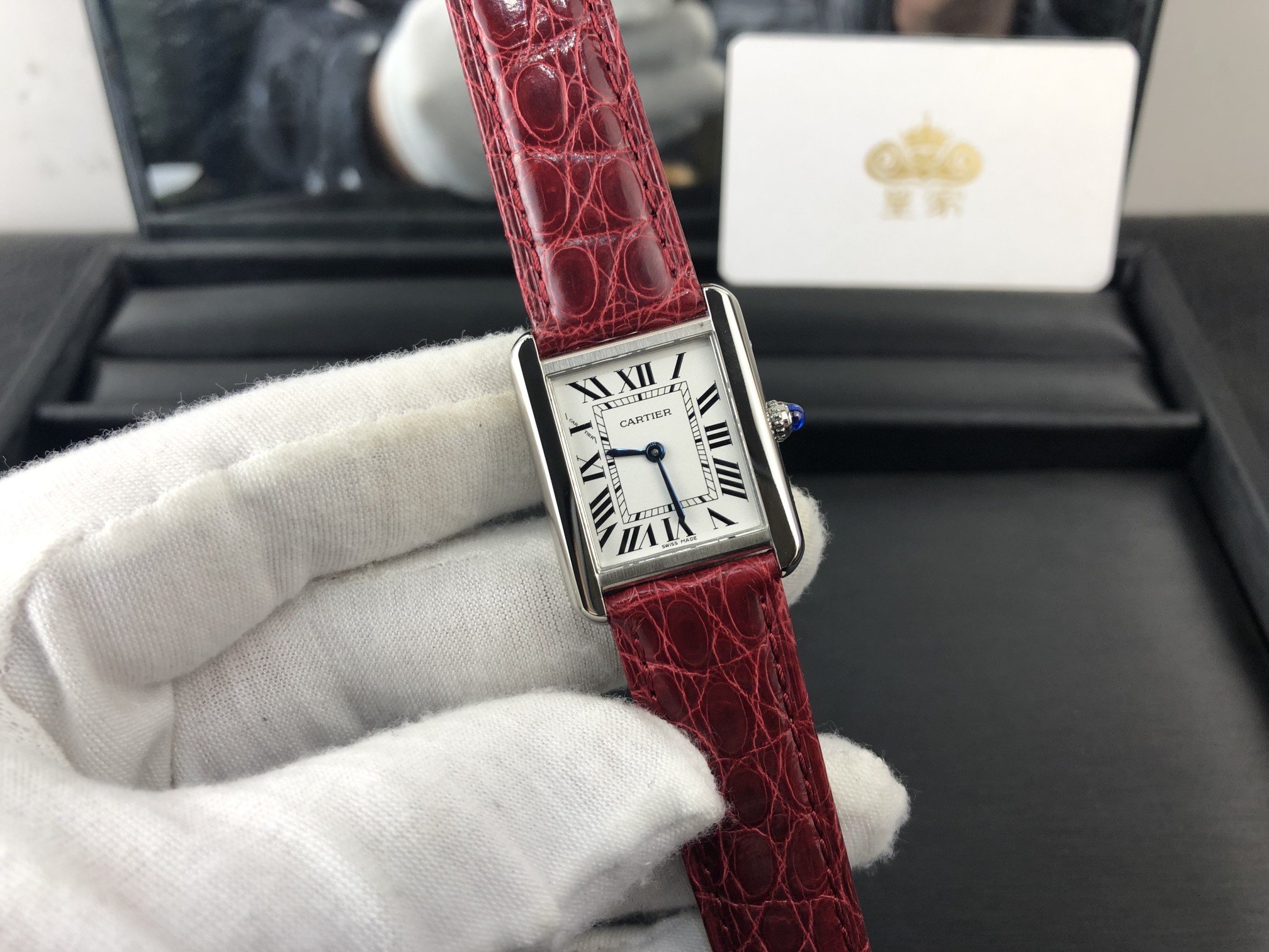 Cartier 皇家 卡地亚坦克系列女表搭配红色鳄鱼皮