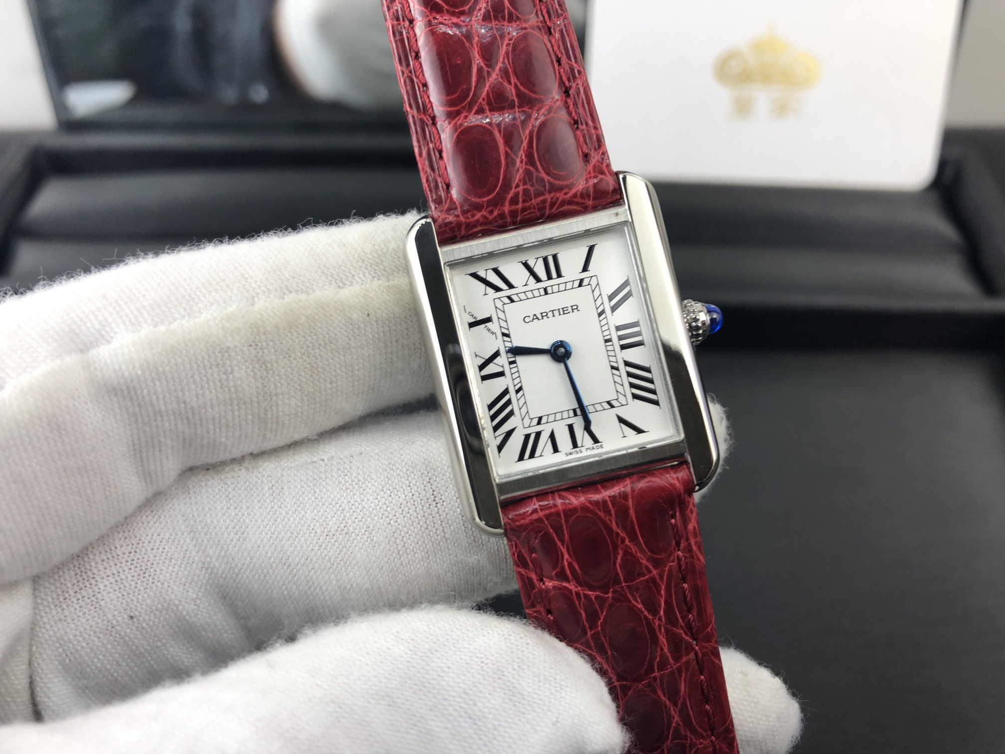 Cartier 皇家 卡地亚坦克系列女表搭配红色鳄鱼皮