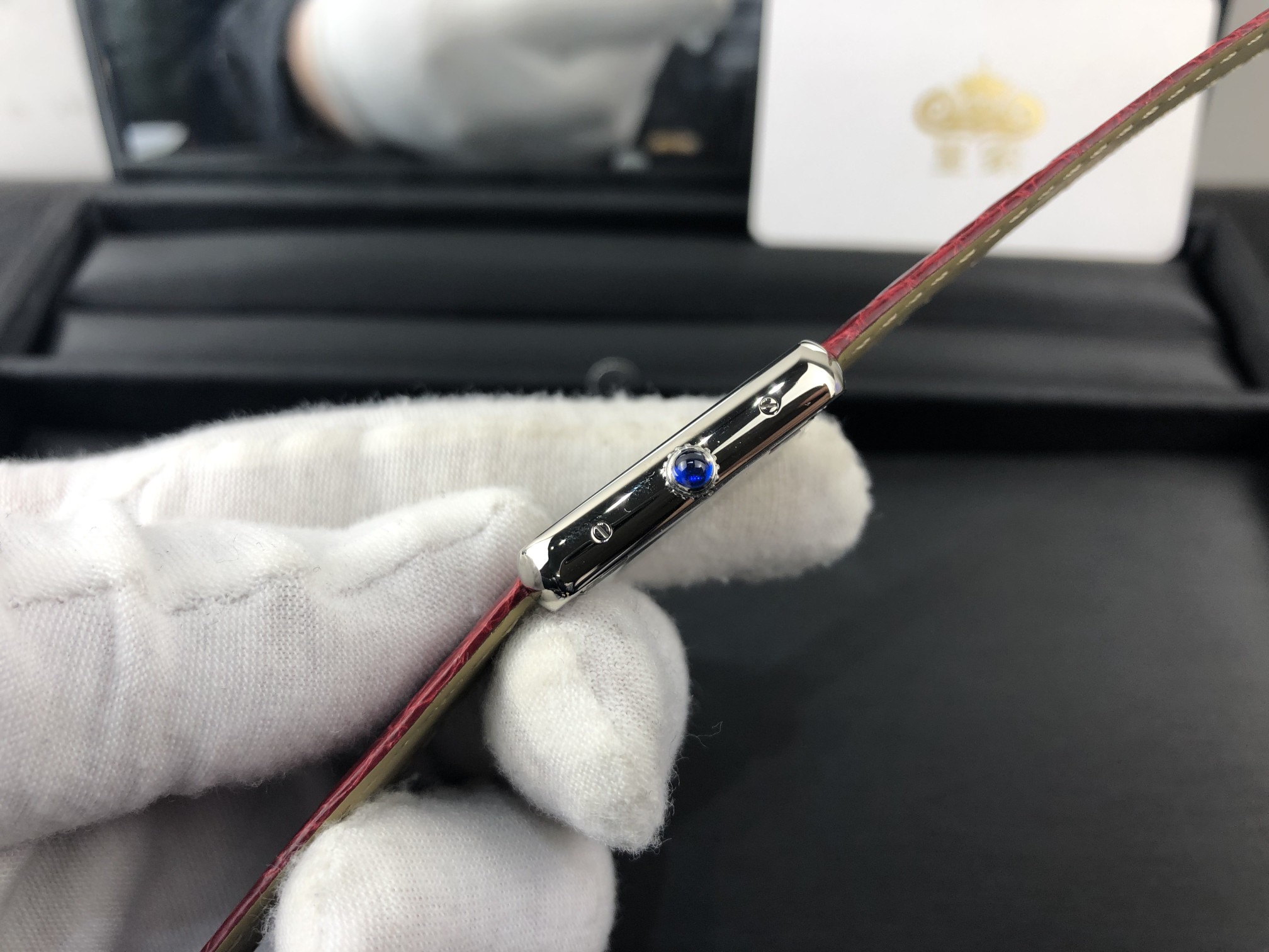 Cartier 皇家 卡地亚坦克系列女表搭配红色鳄鱼皮