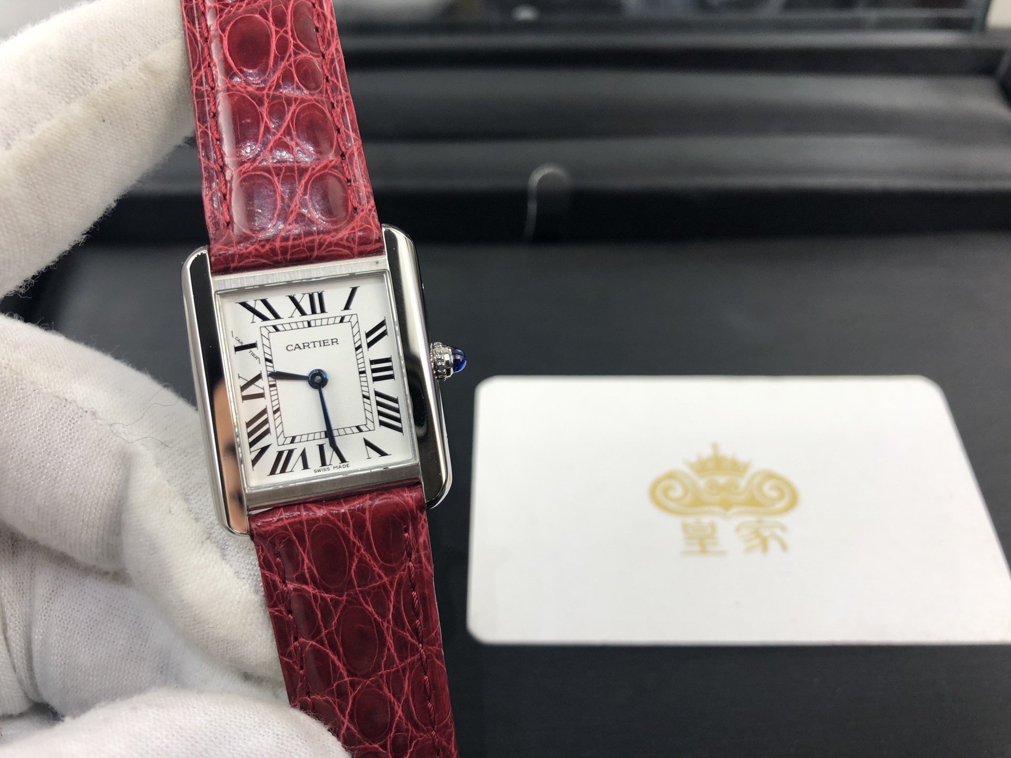 Cartier 皇家 卡地亚坦克系列女表搭配红色鳄鱼皮