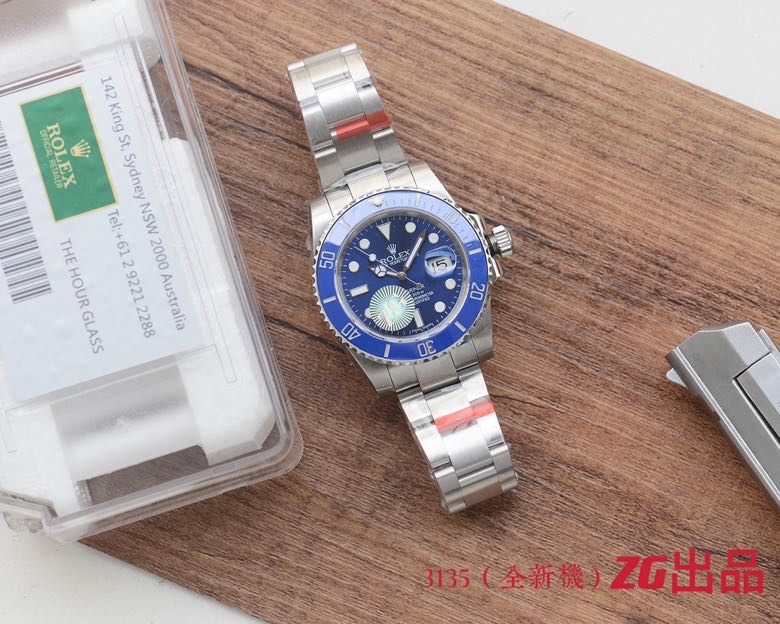 ZG厂“3135机版”来了一个让你没有白等的“水鬼” 经细心的表友 对比老牌大厂 确实有过之处 而无不及的地方 完美通过测评 终于出货了 品牌： 劳力士 Rolex 潜航者系列 陶瓷圈：绿色陶瓷圈达到正品99% 的翠绿，黑水鬼达到100%无色差。与原版一样镀白金刻度，耐脏，不发黑，夜光珠饱满晶莹剔透。 转圈：潜水转圈有吸引力，每一齿的刻度定位清晰，和原版一样有一种被拖住的感觉，转动时不会感觉生硬或跑位这一点目前只有ZG厂做得到，声音和原版一样清脆悦耳。   钢材：316S原版钢 原装同等材质重量相当 机芯：百分百3135全新机零返修耐用十年 表壳：内影英文字放大一百倍与正品对比一致。在内影六点位每个表都有蓝宝石玻璃附有防伪隐形LOGO。 表带：拉丝纹理清晰，与表壳无缝对接 用手抚摸无任何不平之处 独家拥有 表扣：无缝对接，无电焊痕迹，安全扣LOGO精致无比，有瞬间调节表带长短功能 字面：夜光强大，透亮无比。与原版一致 日历：超大日历窗口大小与正品一致，字体印刷与原版一样凸起，被放大六十倍依然不会产生流墨和毛边现象 底盖：与正品一致标准的144牙，齿纹清晰，无毛边处理。 防水 ：ZG厂打破传统都是采用防水圈防水油等技术 时间久了就不防水 。ZG厂使用业内首创 “结构性”防水 壳结构都是防水的 这样永恒不变 耐用 做到真正百分百防水 。 佩戴过 ZG厂 版水鬼 相信你会继续推荐的 独家品质 真正的 超高性价比