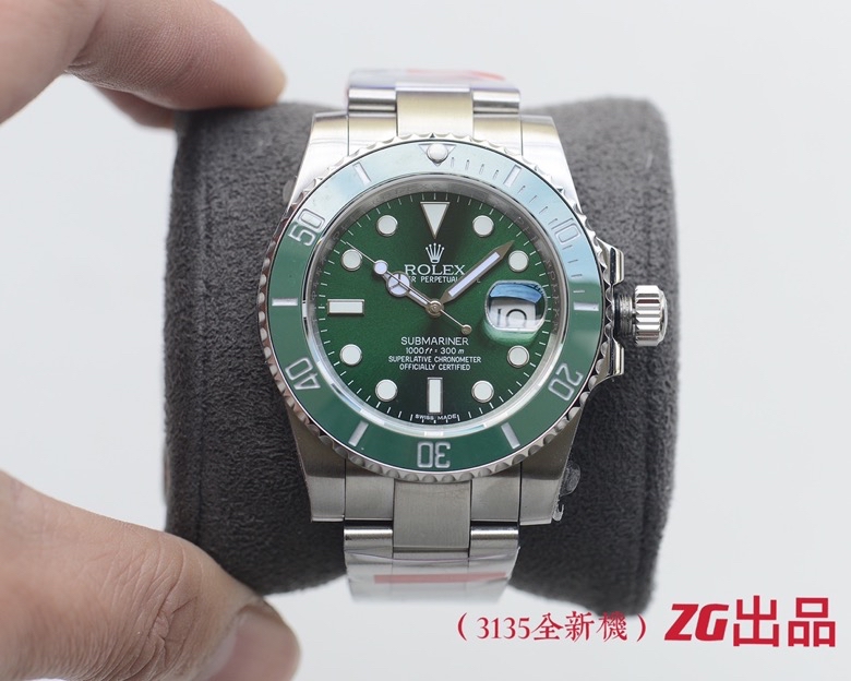 ZG厂“3135机版”来了一个让你没有白等的“水鬼” 经细心的表友 对比老牌大厂 确实有过之处 而无不及的地方 完美通过测评 终于出货了 品牌： 劳力士 Rolex 潜航者系列. 陶瓷圈：绿色陶瓷圈达到正品99% 的翠绿，黑水鬼达到100%无色差。与原版一样镀白金刻度，耐脏，不发黑，夜光珠饱满晶莹剔透。 转圈：潜水转圈有吸引力，每一齿的刻度定位清晰，和原版一样有一种被拖住的感觉，转动时不会感觉生硬或跑位这一点目前只有ZG厂做得到，声音和原版一样清脆悦耳。   钢材：316S原版钢 原装同等材质重量相当 机芯：百分百3135全新机零返修耐用十年 表壳：内影英文字放大一百倍与正品对比一致。在内影六点位每个表都有蓝宝石玻璃附有防伪隐形LOGO。 表带：拉丝纹理清晰，与表壳无缝对接 用手抚摸无任何不平之处 独家拥有 表扣：无缝对接，无电焊痕迹，安全扣LOGO精致无比，有瞬间调节表带长短功能 字面：夜光强大，透亮无比。与原版一致 日历：超大日历窗口大小与正品一致，字体印刷与原版一样凸起，被放大六十倍依然不会产生流墨和毛边现象 底盖：与正品一致标准的144牙，齿纹清晰，无毛边处理。 防水 ：ZG厂打破传统都是采用防水圈防水油等技术 时间久了就不防水 。ZG厂使用业内首创 “结构性”防水 壳结构都是防水的 这样永恒不变 耐用 做到真正百分百防水 。 佩戴过 ZG厂 版水鬼 相信你会继续推荐的 独家品质 真正的 超高性价比