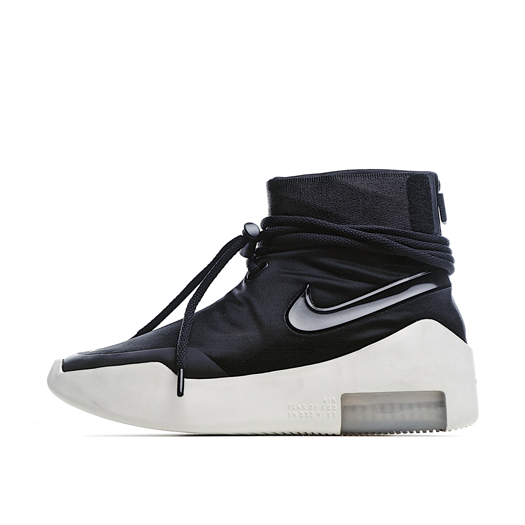 H5 Nike Air Fear OF God SA（Shoot AroundAT9915-001 上帝恐惧 3M反光鞋面 虽然 Fear of God设计师的另一款运动鞋是在篮球场上以表演为主打造的，但这对运动鞋适用于赛前和赛后的庆祝活动来自Air Fear of God 1的TPU完全被淘汰，有利于放置在侧板上的光滑Swoosh。系带肘节系带系统也已经重新加工，仅具有一个孔眼，其中粗绳系带用于缠绕脚踝。还增加了一款受Air Force 1 High启发的踝带。鞋跟采用双层叠层Zoom Air单元，是Lorenzo系列中两个搭配的另一个元素