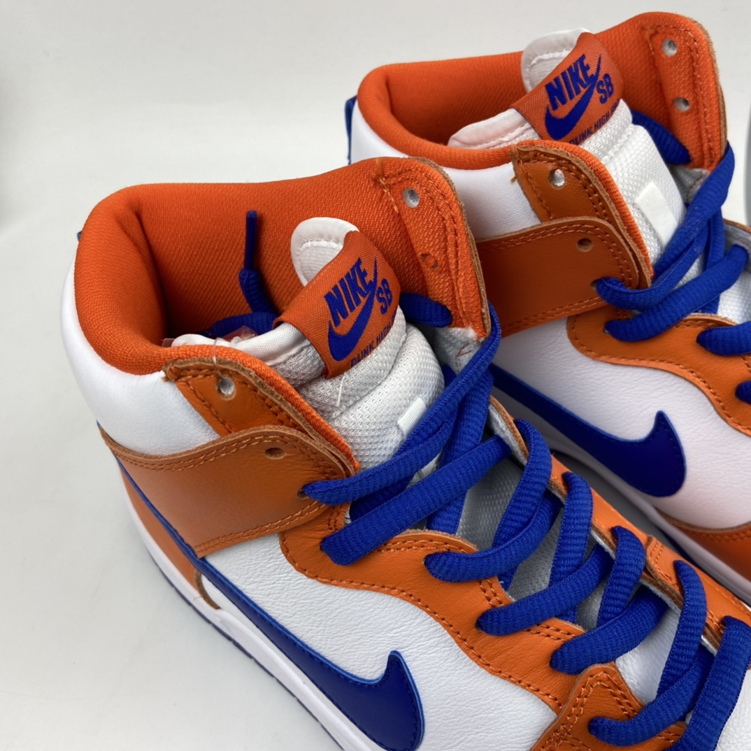 360 Nike SB Dunk High “Danny Supa”四大天王 白蓝橙 潮流高帮板鞋  AH0471-841  相较于普通的Dunk滑板鞋，改良版的Dunk SB加厚了鞋舌的填充，使舒适性大大提升，同时也更方便穿脱；中底部分则加入了脚感柔软舒适Zoom Air气垫，有效吸收滑板等极限运动在落地时带来的冲击力，为街头运动者们提供更好的保护。 尺码：36 36.5 37.5 38 38.5 39 40 40.5 41 42 42.5 43 44 44.5 45 46
