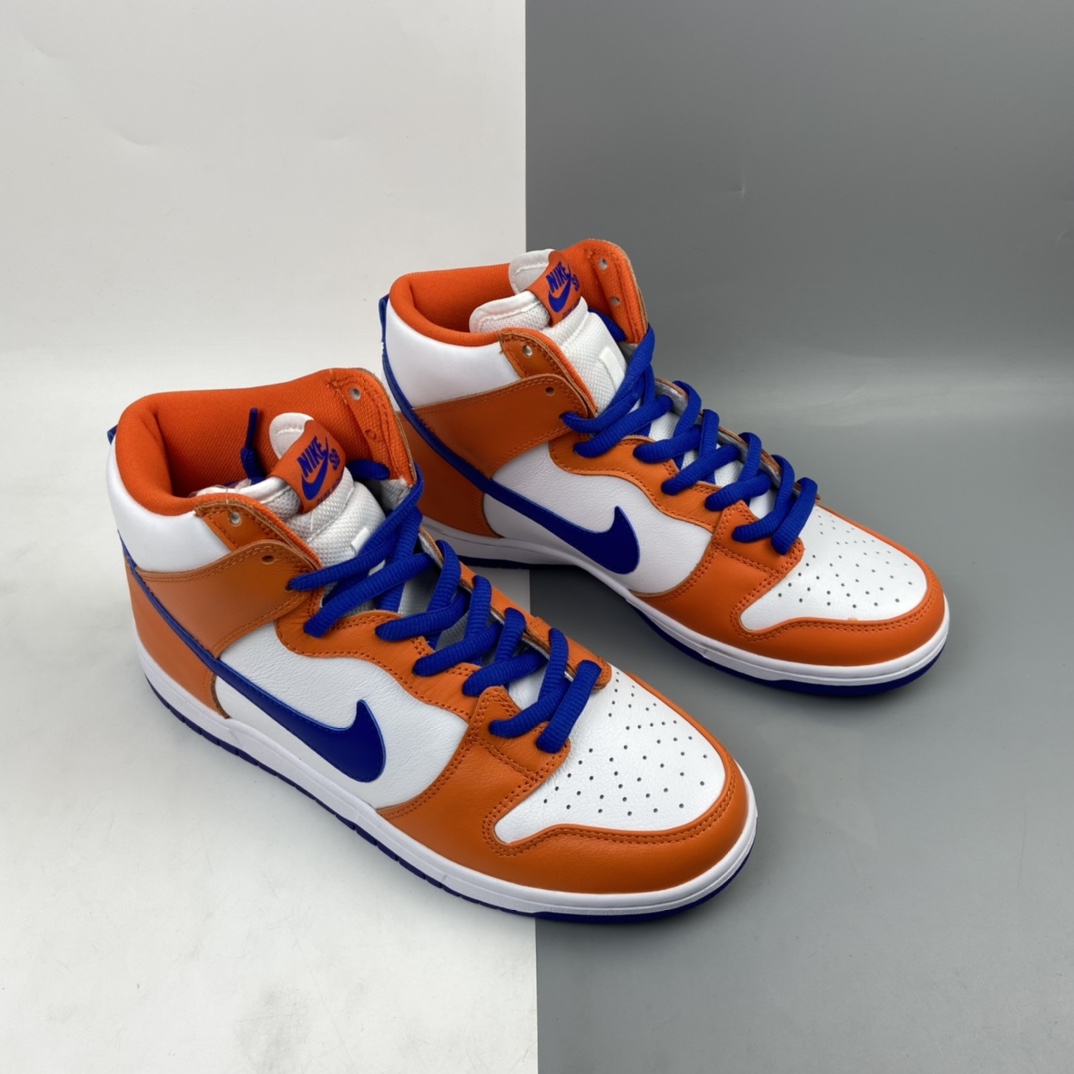 360 Nike SB Dunk High “Danny Supa”四大天王 白蓝橙 潮流高帮板鞋  AH0471-841  相较于普通的Dunk滑板鞋，改良版的Dunk SB加厚了鞋舌的填充，使舒适性大大提升，同时也更方便穿脱；中底部分则加入了脚感柔软舒适Zoom Air气垫，有效吸收滑板等极限运动在落地时带来的冲击力，为街头运动者们提供更好的保护。 尺码：36 36.5 37.5 38 38.5 39 40 40.5 41 42 42.5 43 44 44.5 45 46