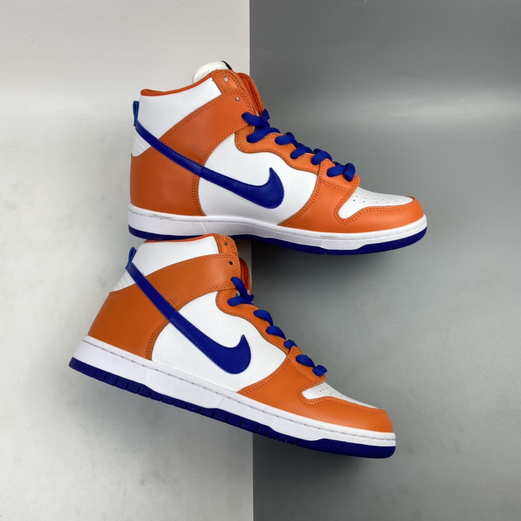360 Nike SB Dunk High “Danny Supa”四大天王 白蓝橙 潮流高帮板鞋  AH0471-841  相较于普通的Dunk滑板鞋，改良版的Dunk SB加厚了鞋舌的填充，使舒适性大大提升，同时也更方便穿脱；中底部分则加入了脚感柔软舒适Zoom Air气垫，有效吸收滑板等极限运动在落地时带来的冲击力，为街头运动者们提供更好的保护。 尺码：36 36.5 37.5 38 38.5 39 40 40.5 41 42 42.5 43 44 44.5 45 46