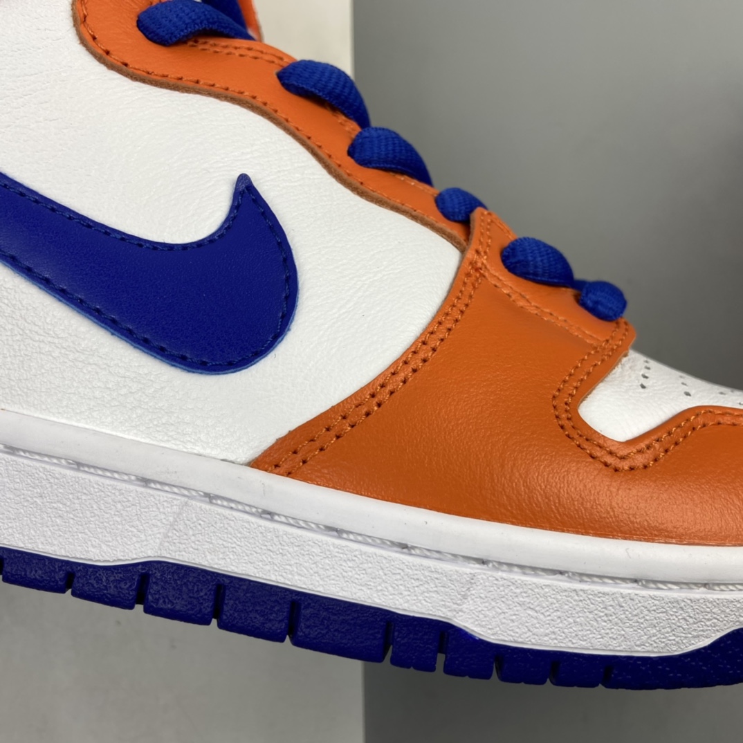 360 Nike SB Dunk High “Danny Supa”四大天王 白蓝橙 潮流高帮板鞋  AH0471-841  相较于普通的Dunk滑板鞋，改良版的Dunk SB加厚了鞋舌的填充，使舒适性大大提升，同时也更方便穿脱；中底部分则加入了脚感柔软舒适Zoom Air气垫，有效吸收滑板等极限运动在落地时带来的冲击力，为街头运动者们提供更好的保护。 尺码：36 36.5 37.5 38 38.5 39 40 40.5 41 42 42.5 43 44 44.5 45 46