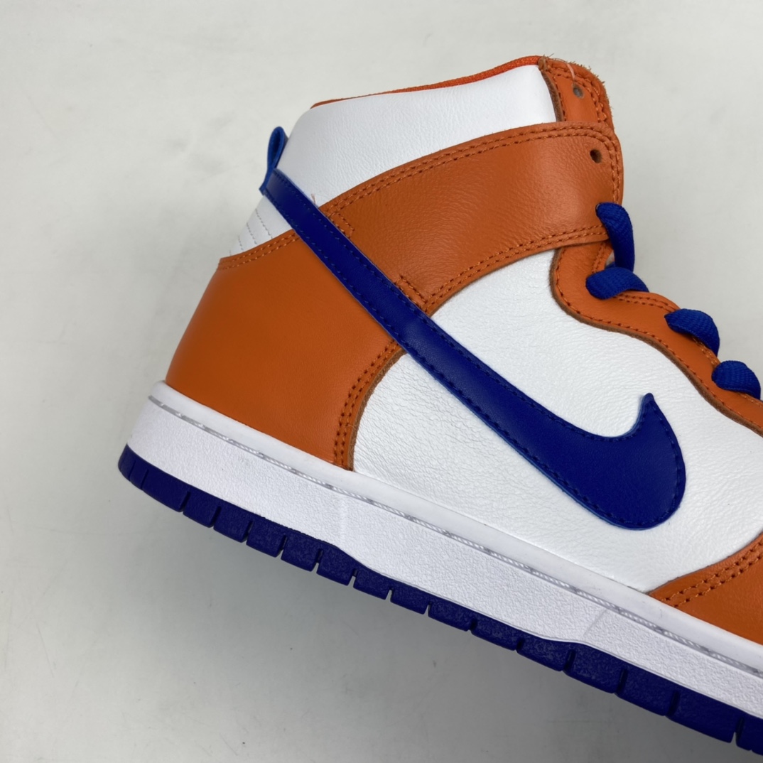 360 Nike SB Dunk High “Danny Supa”四大天王 白蓝橙 潮流高帮板鞋  AH0471-841  相较于普通的Dunk滑板鞋，改良版的Dunk SB加厚了鞋舌的填充，使舒适性大大提升，同时也更方便穿脱；中底部分则加入了脚感柔软舒适Zoom Air气垫，有效吸收滑板等极限运动在落地时带来的冲击力，为街头运动者们提供更好的保护。 尺码：36 36.5 37.5 38 38.5 39 40 40.5 41 42 42.5 43 44 44.5 45 46