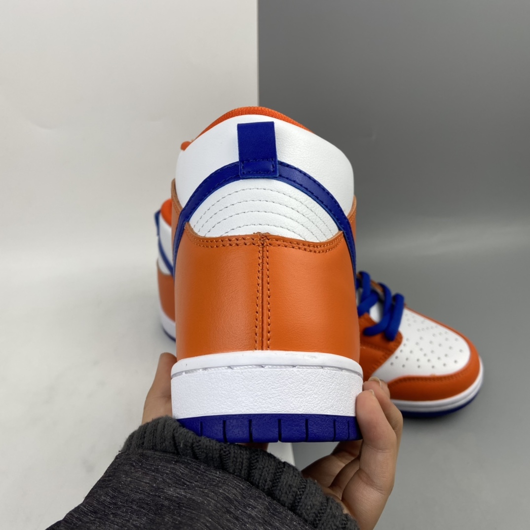 360 Nike SB Dunk High “Danny Supa”四大天王 白蓝橙 潮流高帮板鞋  AH0471-841  相较于普通的Dunk滑板鞋，改良版的Dunk SB加厚了鞋舌的填充，使舒适性大大提升，同时也更方便穿脱；中底部分则加入了脚感柔软舒适Zoom Air气垫，有效吸收滑板等极限运动在落地时带来的冲击力，为街头运动者们提供更好的保护。 尺码：36 36.5 37.5 38 38.5 39 40 40.5 41 42 42.5 43 44 44.5 45 46