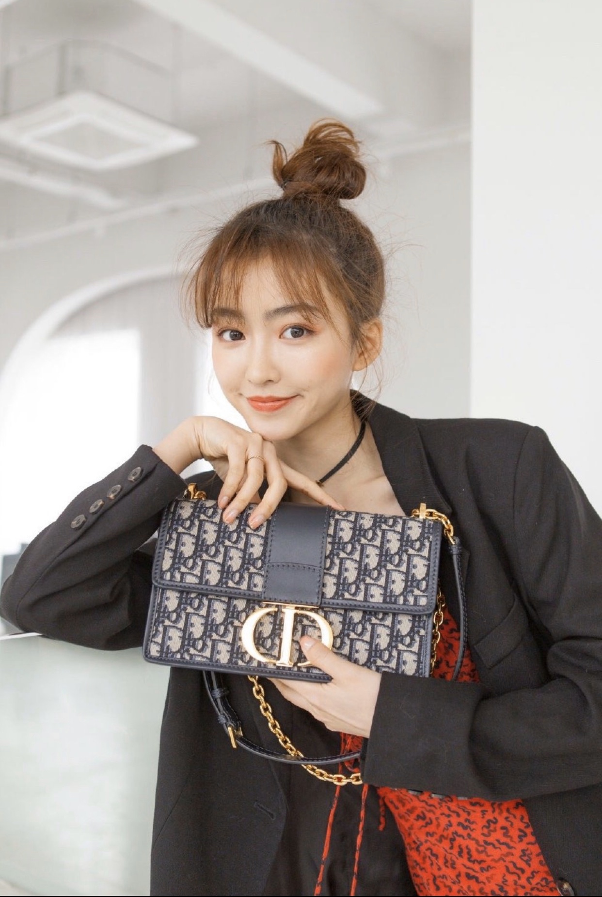 迪奥蒙田链条包 💰220 彰显 Dior 品牌的标志性风格.这款手袋采用 Oblique 印花精心装饰.打造优雅经典的造型.翻盖饰以复古金色饰面金属“CD”扣环.灵感源自 Christian Dior 香水瓶的封口.背面“30 Montaigne”压花标志等高雅的细节.突显时尚的设计. * 翻盖开合 * “CD”扣环 * 背面“30 Montaigne”压花标志 * 可调节和可拆卸链条 * 内部拉链口袋和手机袋 * 后侧口袋 * 可手提、肩背或斜挎 * 尺寸:25 厘米 x 16.5 厘米 x 8 厘米