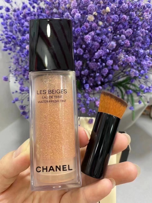 Chanel Les Beiges Water-Fresh Tint with Brush - Lightweight Foundation 1 Chanel Les Beiges Water-Fresh Tint with Brush - Lightweight Foundation