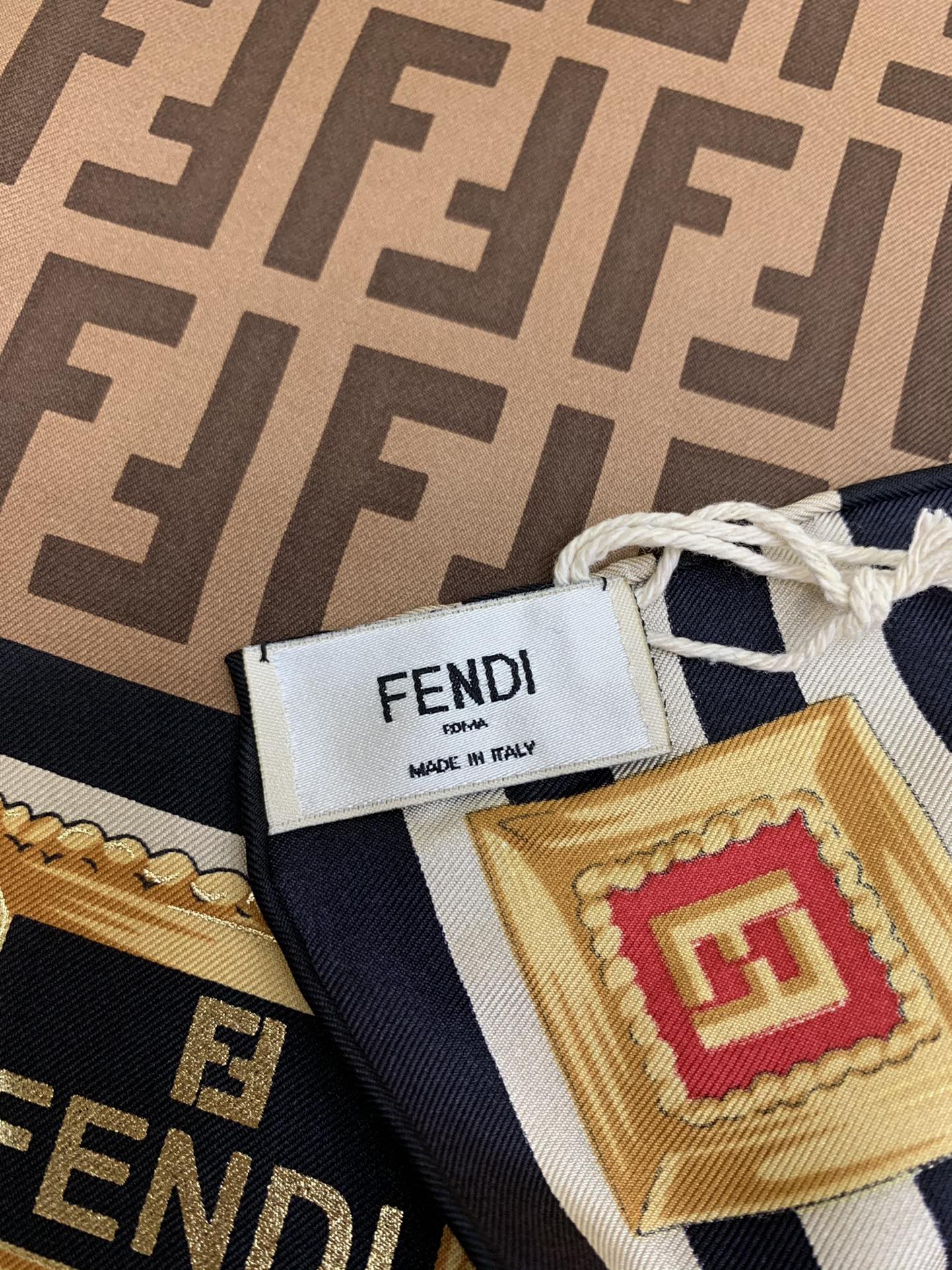 FENDI芬迪新款100%真丝丝巾