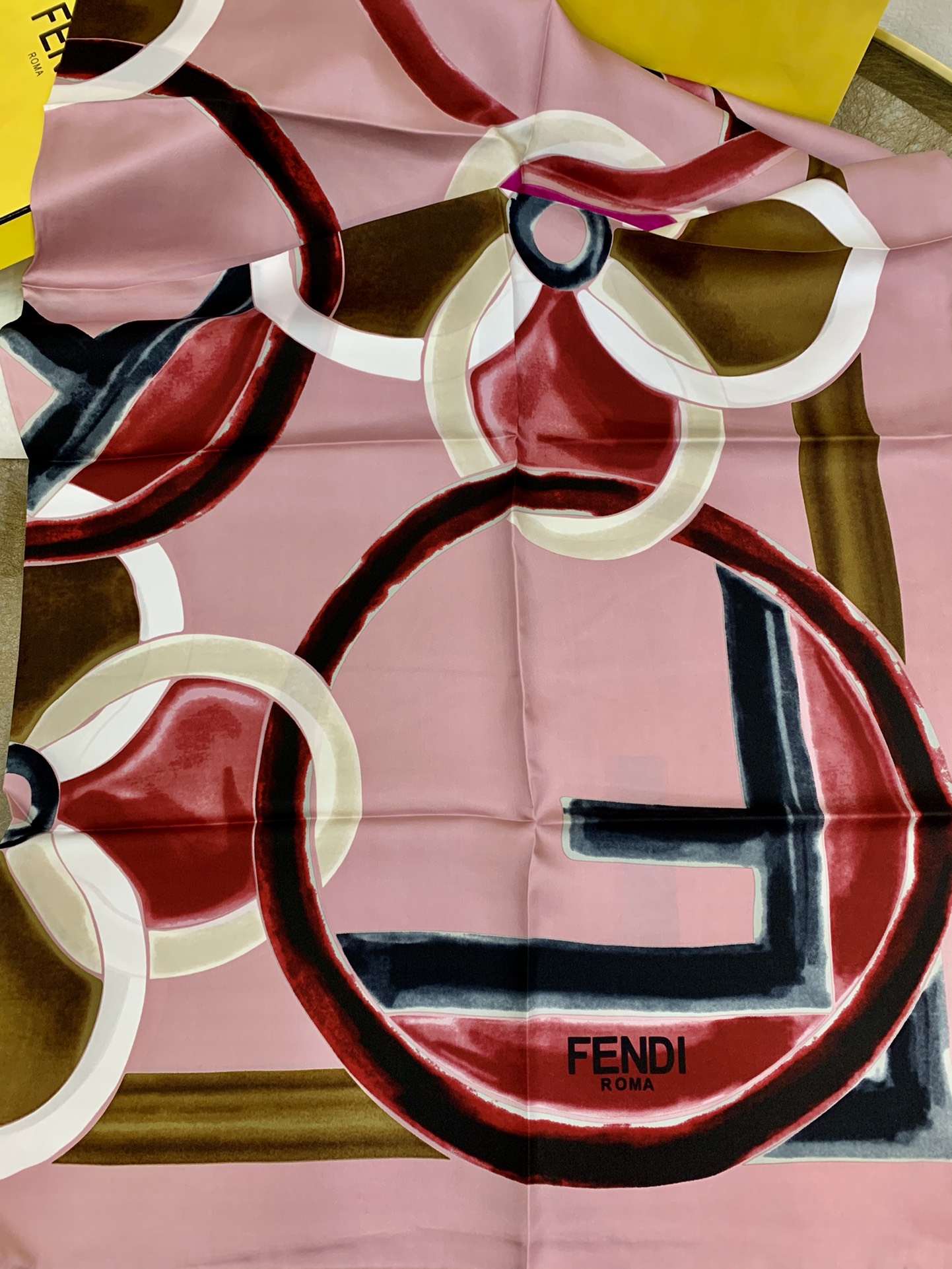 FENDI芬迪100%进口真丝围巾