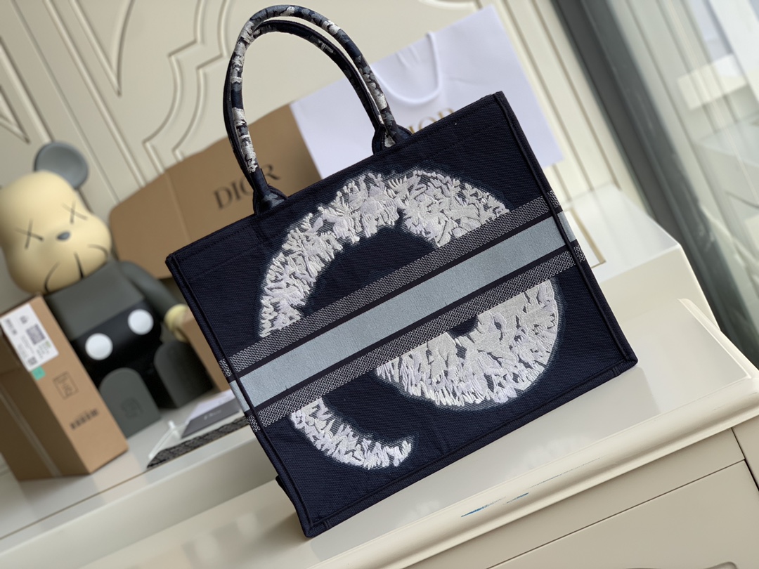 “Dior 2020 New Season Embroidered Shopping Bag Collection” - 图片 3