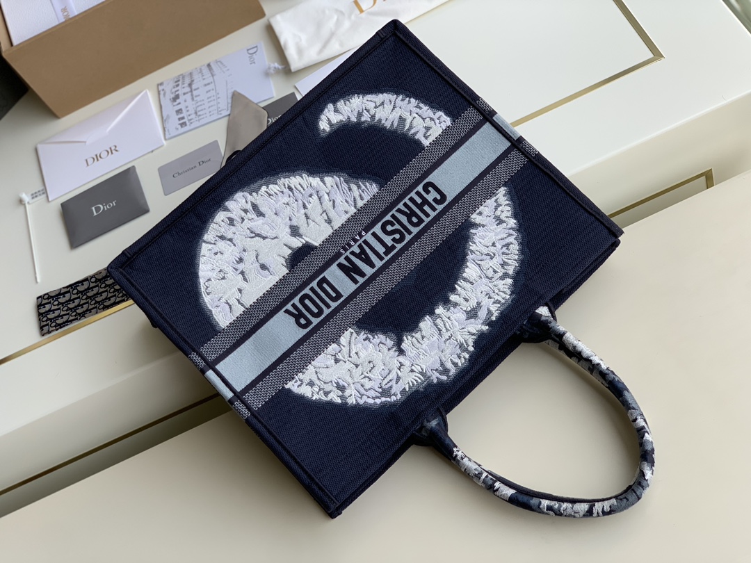“Dior 2020 New Season Embroidered Shopping Bag Collection” - 图片 6
