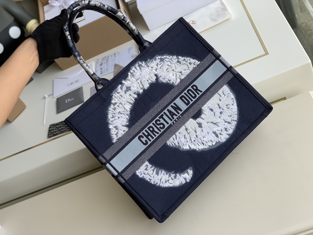 “Dior 2020 New Season Embroidered Shopping Bag Collection” - 图片 2