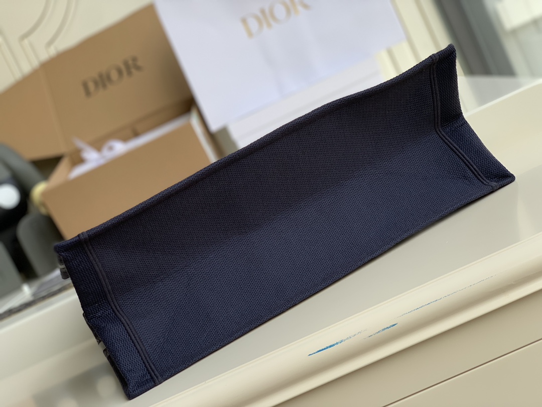 “Dior 2020 New Season Embroidered Shopping Bag Collection” - 图片 4