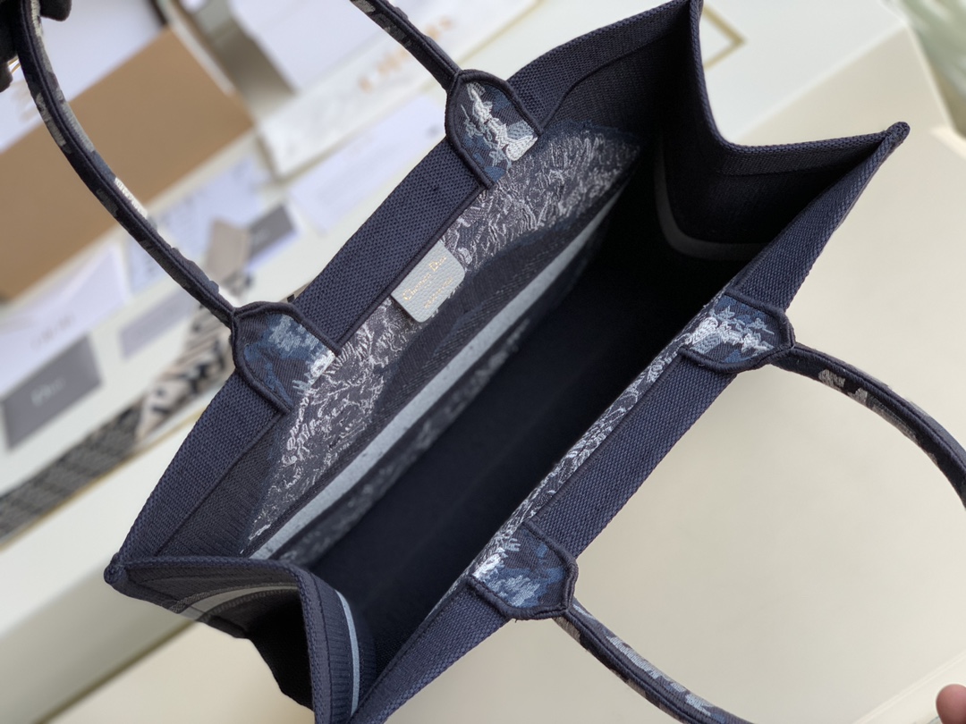 “Dior 2020 New Season Embroidered Shopping Bag Collection” - 图片 7