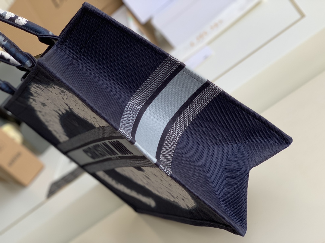 “Dior 2020 New Season Embroidered Shopping Bag Collection” - 图片 5