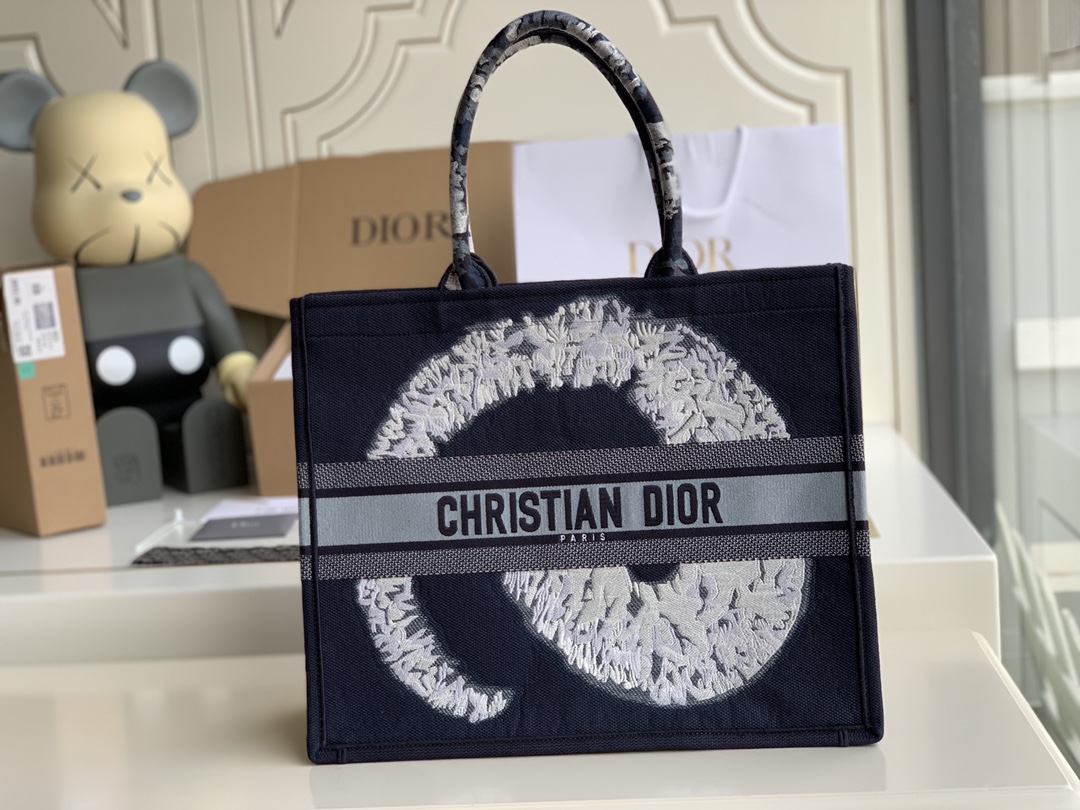 “Dior 2020 New Season Embroidered Shopping Bag Collection”