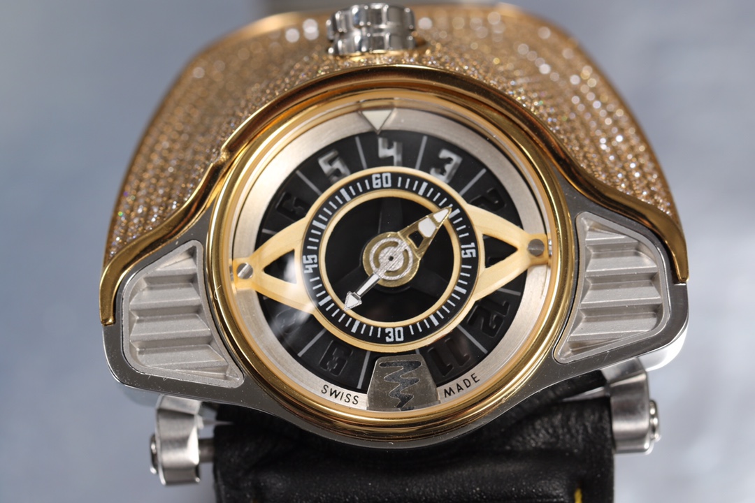 NO:741783,Diamond Azimuth/The latest and most sci-fi watch. This timepiece universe represents speed and precision, suitable for those who pursue speed and passion. Azimuth relaxes with the wind and fights against the wind, bursting out the ultimate track passion, inspired by the subversive work of classic cars. Take this Azimuth car series timepiece and go chasing the wind together. The unique case profile design is derived from the curves of the retro Porsche 911. The eye-catching dial is similar to a racing speedometer, and the time function is relatively simple.  It is not a very complicated watch. The main thing is that the workmanship is individual. It is decorated with two vents. The case is made of 316L polished stainless steel and is made of one-piece sandblasting PVD technology. The processing is extremely difficult. Therefore, the labor price is a little expensive. Of course, such a good case must be matched with an imported mechanical movement, and the time stability is naturally unquestionable.  The brand mark GT003 is clearly engraved on the entire watch, and the energy storage of this watch is 36 hours of power. It has the shape of a sports car as advertised, and also has the power of a sports car. The entire watch length is 50mm/54mm, and it is impressive. The leather strap is like a crocodile gill, showing domineering and style. It is 30 meters waterproof for daily use. It is an Azim watch worth owning.19860909钻 阿兹姆/ 最新最科幻的腕表 这个时计宇宙代表了速度和精确度,适合那些追求速度与激情的人.阿兹姆 顺风而弛,逆风迎战,迸发极致赛道激情,灵感源于经典汽车的颠覆性之作. 带上这款Azimuth汽车系列时计,一起去追风吧. 独特外壳轮廓设计来源于复古保时捷911炫耀的曲线.醒目表盘类似赛车计速器,时间功能还是比较简单的. 并不是一款非常复杂的腕表,主要是做工显得个性.装饰两个通风口,表壳采用316L抛光不锈钢材质一体成型,喷砂PVD工艺,加工难度极高.所以工价也是稍微有一点点小贵的,当然这么好的外壳,当然要搭配进口机械机芯,时间稳定度自然不容置疑,整体表款篆刻品牌标GT003清晰明快,而且这款腕表的储能是36小时的动力,一贯如宣传一样拥有跑车的造型,亦有跑车的动力.整表尺50mm/54mm,大气斐然.鳄鱼腮一样皮革表带,彰显霸气与格调,30米生活防水,值得拥有的阿兹姆手表.,,Watch