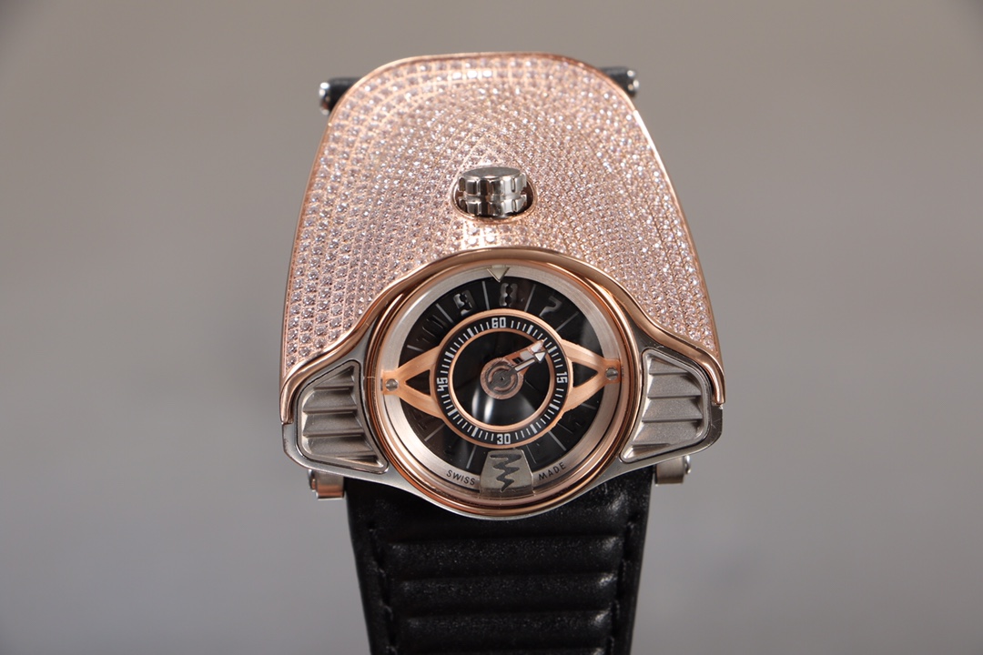 NO:741784,Diamond Azimuth/The latest and most sci-fi watch. This timepiece universe represents speed and precision, suitable for those who pursue speed and passion. Azimuth relaxes with the wind, fights against the wind, and bursts out with the ultimate track passion. It is inspired by the subversive work of classic cars. Take this Azimuth car series timepiece and go chasing the wind together. The unique case profile design is derived from the showy curves of the retro Porsche 911. The eye-catching dial is similar to a racing speedometer, and the time function is relatively simple.  It is not a very complicated watch. The main thing is that the workmanship is individual. It is decorated with two vents. The case is made of 316L polished stainless steel and is made of one-piece sandblasting PVD technology. The processing is extremely difficult. Therefore, the labor price is a little expensive. Of course, such a good case must be matched with an imported mechanical movement, and the time stability is naturally unquestionable.  The brand mark GT003 engraved on the entire watch is clear and lively, and the energy storage of this watch is 36 hours of power. It has the shape of a sports car as advertised, and also has the power of a sports car. The entire watch scale is 50mmx54mm, and it is magnificent. The leather strap is like a crocodile gill, showing domineering and style. It is 30 meters waterproof for daily use. It is an Azim watch worth owning.19860909钻 阿兹姆/最新最科幻的腕表 这个时计宇宙代表了速度和精确度,适合那些追求速度与激情的人.阿兹姆 顺风而弛,逆风迎战,迸发极致赛道激情,灵感源于经典汽车的颠覆性之作. 带上这款Azimuth汽车系列时计,一起去追风吧. 独特外壳轮廓设计来源于复古保时捷911炫耀的曲线.醒目表盘类似赛车计速器,时间功能还是比较简单的. 并不是一款非常复杂的腕表,主要是做工显得个性.装饰两个通风口,表壳采用316L抛光不锈钢材质一体成型,喷砂PVD工艺,加工难度极高.所以工价也是稍微有一点点小贵的,当然这么好的外壳,当然要搭配进口机械机芯,时间稳定度自然不容置疑,整体表款篆刻品牌标GT003清晰明快,而且这款腕表的储能是36小时的动力,一贯如宣传一样拥有跑车的造型,亦有跑车的动力.整表尺50mmx54mm,大气斐然.鳄鱼腮一样皮革表带,彰显霸气与格调,30米生活防水,值得拥有的阿兹姆手表.,,Watch