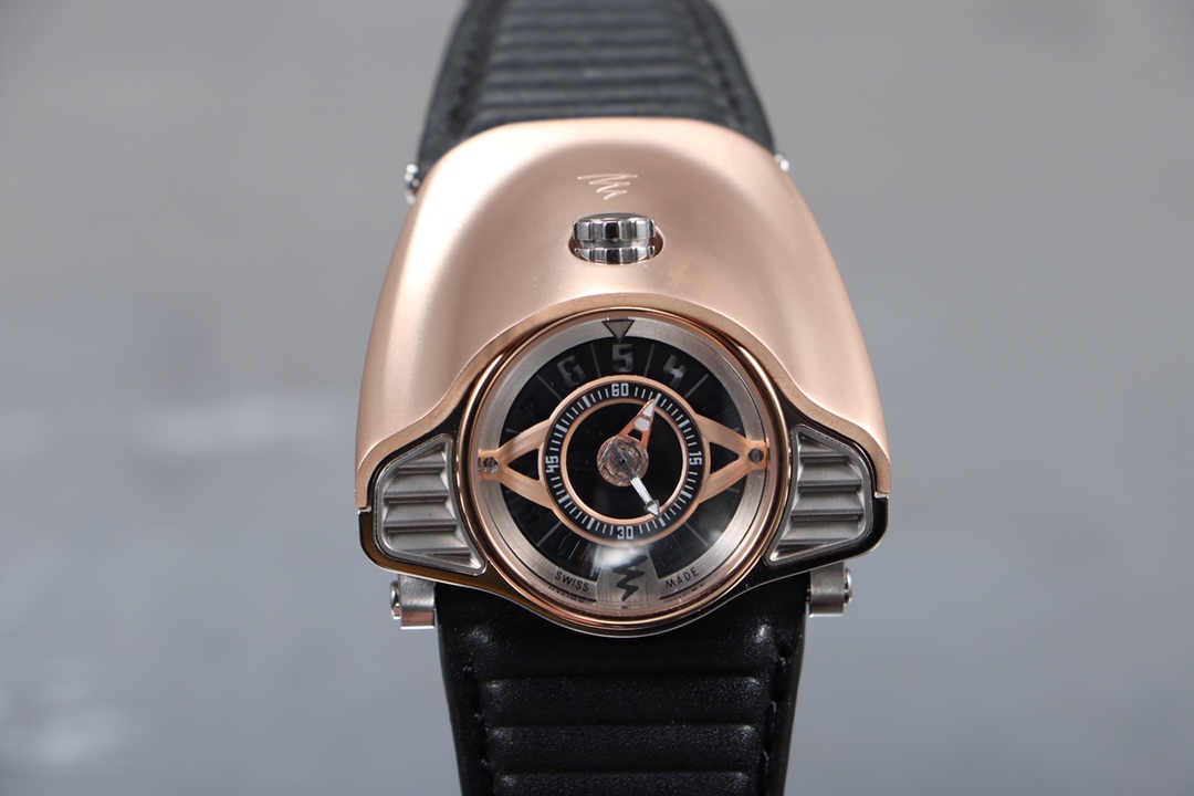 NO:741768,Diamond Azimuth/The latest and most sci-fi watch. This timepiece universe represents speed and precision, suitable for those who pursue speed and passion. Azimuth relaxes with the wind, fights against the wind, and bursts out with the ultimate track passion. It is inspired by the subversive work of classic cars. Take this Azimuth car series timepiece and go chasing the wind together. The unique case profile design is derived from the showy curves of the retro Porsche 911. The eye-catching dial is similar to a racing speedometer, and the time function is relatively simple.  It is not a very complicated watch. The main thing is that the workmanship is individual. It is decorated with two vents. The case is made of 316L polished stainless steel and is made of one-piece sandblasting PVD technology. The processing is extremely difficult. Therefore, the labor price is a little expensive. Of course, such a good case must be matched with an imported mechanical movement, and the time stability is naturally unquestionable.  The brand mark GT003 engraved on the entire watch is clear and lively, and the energy storage of this watch is 36 hours of power. It has the shape of a sports car as advertised, and also has the power of a sports car. The entire watch scale is 50mmx54mm, and it is magnificent. The leather strap is like a crocodile gill, showing domineering and style. It is 30 meters waterproof for daily use. It is an Azim watch worth owning.19860909钻 阿兹姆/最新最科幻的腕表 这个时计宇宙代表了速度和精确度,适合那些追求速度与激情的人.阿兹姆 顺风而弛,逆风迎战,迸发极致赛道激情,灵感源于经典汽车的颠覆性之作. 带上这款Azimuth汽车系列时计,一起去追风吧. 独特外壳轮廓设计来源于复古保时捷911炫耀的曲线.醒目表盘类似赛车计速器,时间功能还是比较简单的. 并不是一款非常复杂的腕表,主要是做工显得个性.装饰两个通风口,表壳采用316L抛光不锈钢材质一体成型,喷砂PVD工艺,加工难度极高.所以工价也是稍微有一点点小贵的,当然这么好的外壳,当然要搭配进口机械机芯,时间稳定度自然不容置疑,整体表款篆刻品牌标GT003清晰明快,而且这款腕表的储能是36小时的动力,一贯如宣传一样拥有跑车的造型,亦有跑车的动力.整表尺50mmx54mm,大气斐然.鳄鱼腮一样皮革表带,彰显霸气与格调,30米生活防水,值得拥有的阿兹姆手表.,,Watch