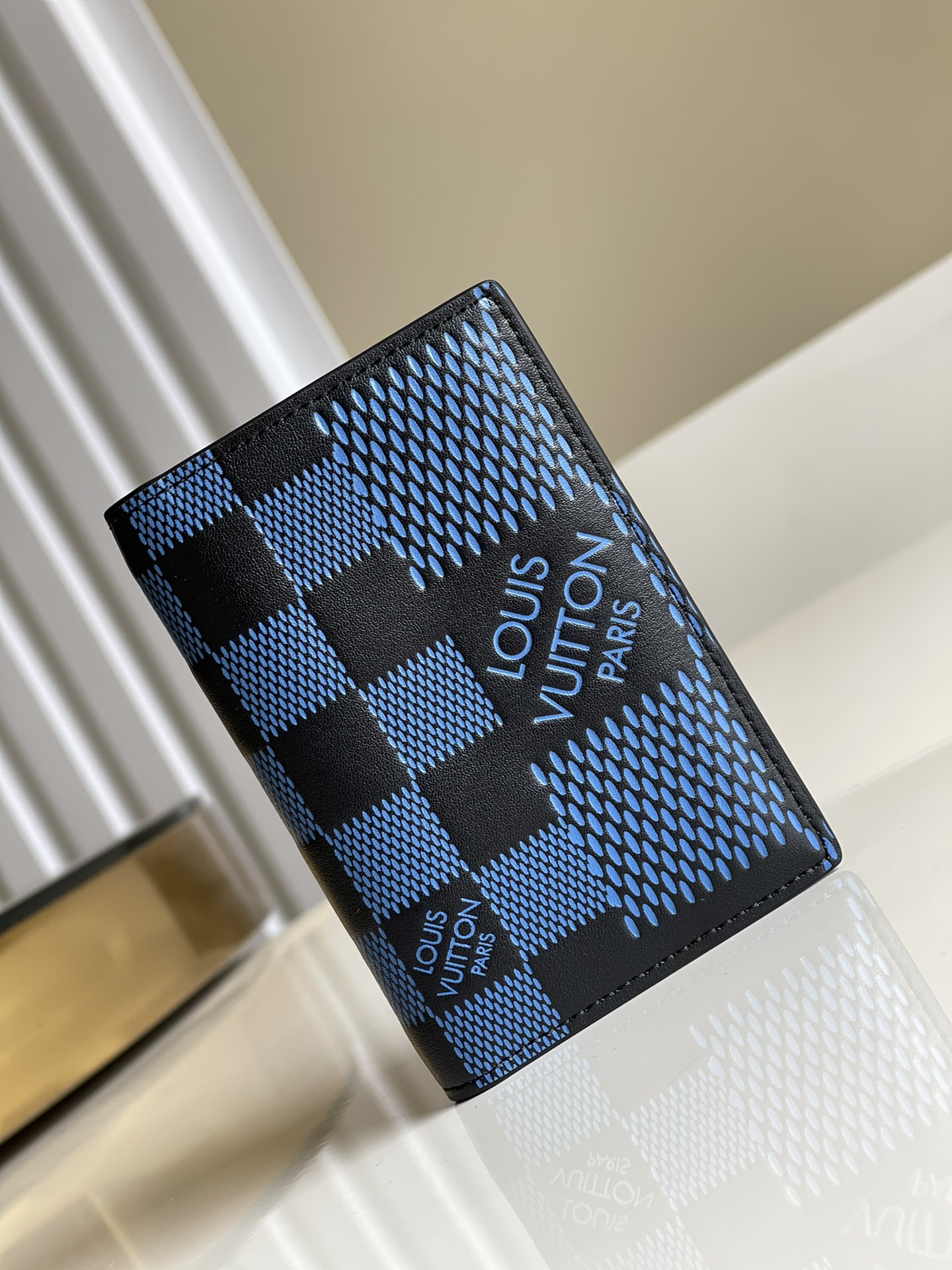 NO:396501,【Exclusive real shot N60441】Blue grid black large grid pocket wallet material is made of Virgil Abloh Damier Distorted canvas designed by Virgil Abloh, inspiring SKA music into checkerboard pattern, paying homage to the classic Damier pattern. Compact design can store credit cards, banknotes and notes.8 x 11 x 1cm a.,LV [original leather],louis vuitton19860909【独家实拍N60441】蓝 格 黑大格本款口袋钱夹取材 Virgil Abloh 设计的 Damier Distorted 帆布,将 SKA 音乐灵感化为棋盘格纹,致意经典 Damier 图案.紧凑设计可收纳信用卡、纸钞和票据.8 x 11 x 1cm a.,LV【原厂皮】,louis vuitton,Bag