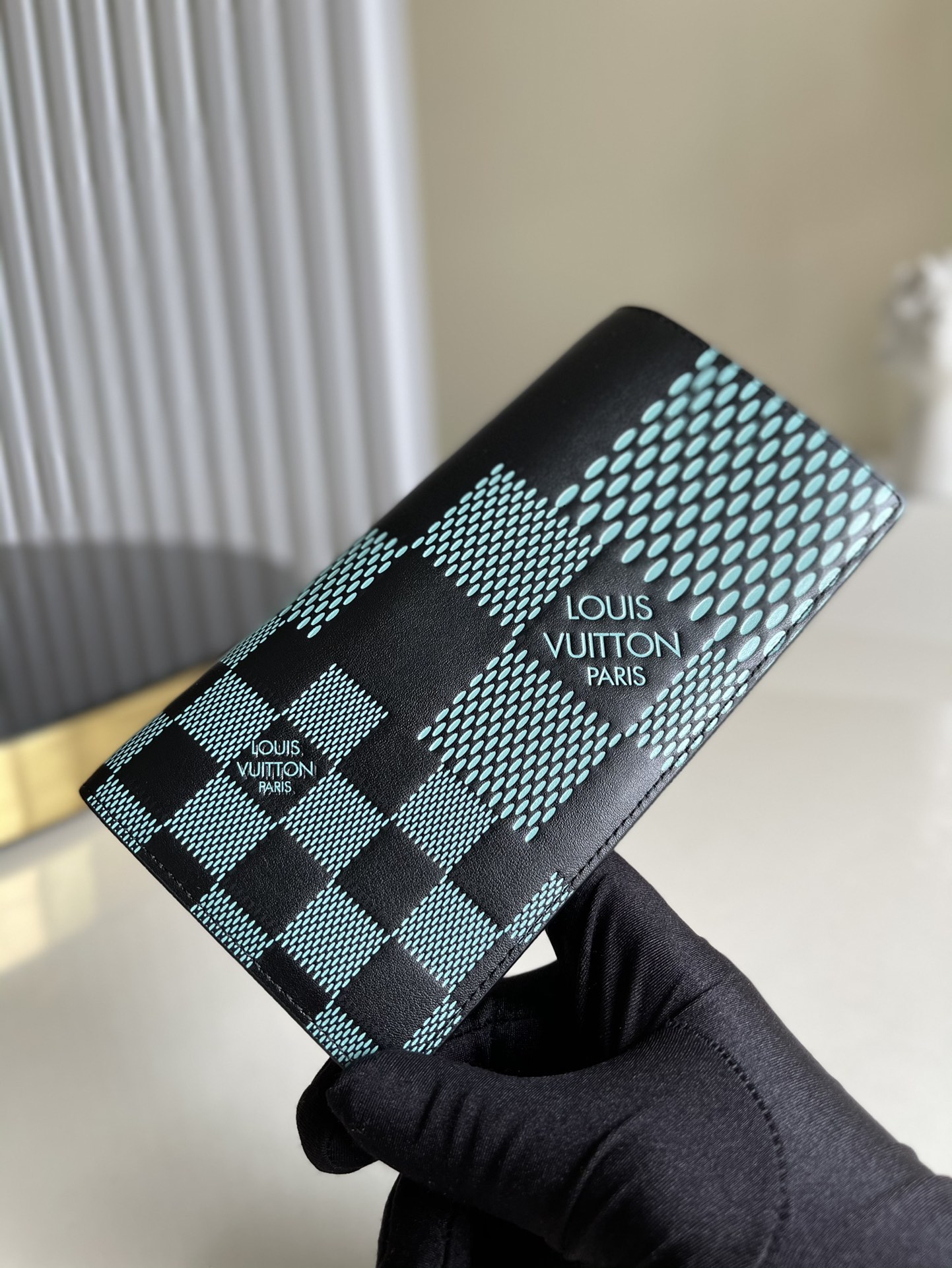 NO:396492,【Exclusive real photo N60440】Green plaid suit clip This Brazza wallet is made of Damier Graphite 3D canvas, marking the inspiring creativity caused by Louis Vuitton’s classic plaid. It has multiple card slots, banknotes and document compartments and zippered coin bags in abundance of space, providing a generous choice for trendy people. Detailed features 10 x 19 x 2 cm a.,LV [original leather],louis vuitton,louis vuitton,business suit19860909【独家实拍N60440】绿压格 西装夹 本款 Brazza 钱夹取材 Damier Graphite 3D 帆布,标记路易威登经典格纹引发的喷薄创意.充裕空间内设多个卡位、钞票及文件隔层和拉链零钱袋,为潮流人士提供慷慨之选.详细特征10 x 19 x 2 cm a.,LV【原厂皮】,louis vuitton,louis vuitton,business suit,Bag