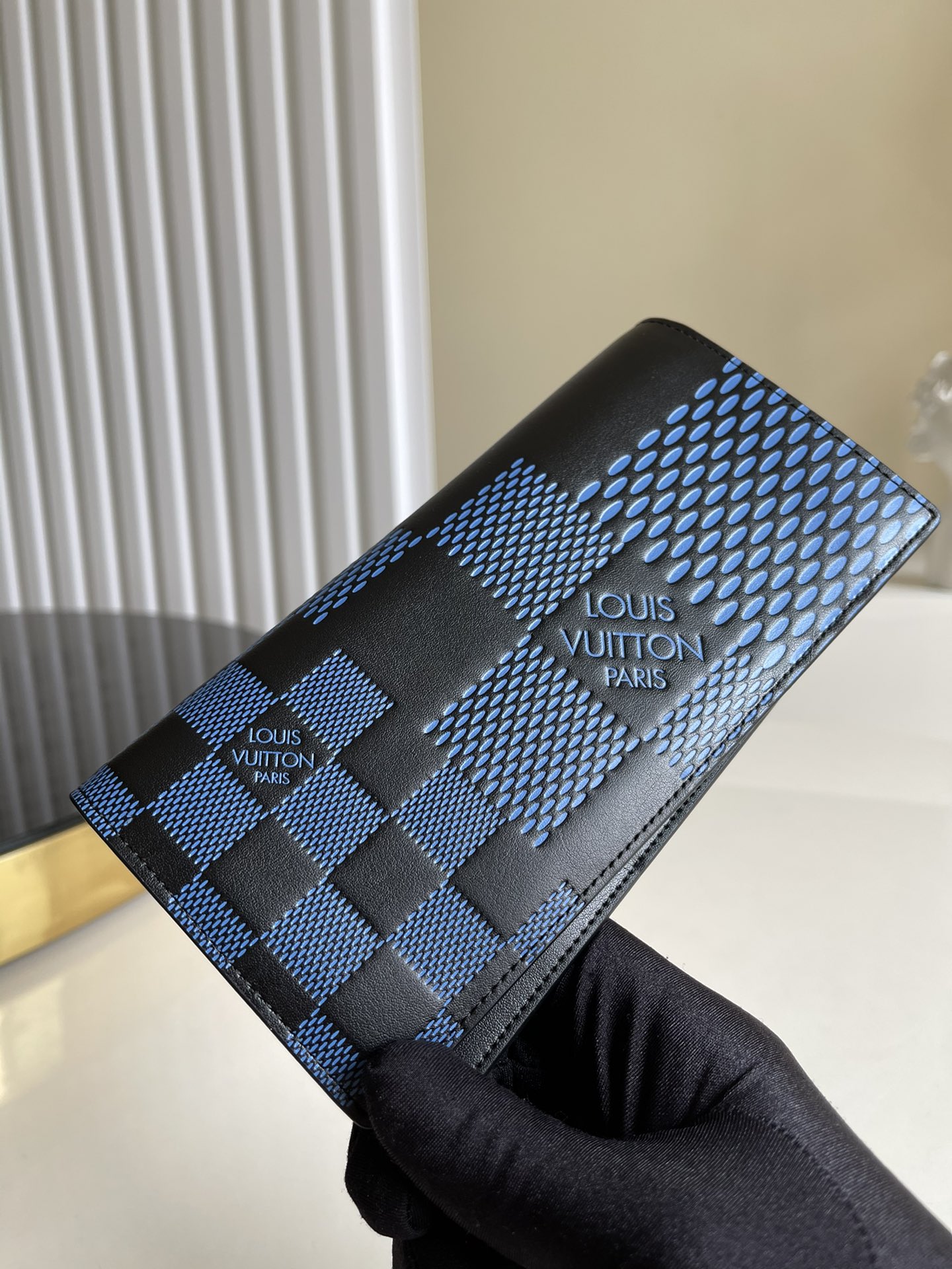 NO:396489,【Exclusive real photo N60440】Blue plaid suit clip This Brazza wallet is made of Damier Graphite 3D canvas, marking the inspiring creativity caused by Louis Vuitton’s classic plaid. It has multiple card slots, banknotes and document compartments and zippered coin bags in abundance of space, providing a generous choice for trendy people. Detailed features 10 x 19 x 2 cm a.,LV [original leather],louis vuitton,louis vuitton,business suit19860909【独家实拍N60440】蓝压格 西装夹 本款 Brazza 钱夹取材 Damier Graphite 3D 帆布,标记路易威登经典格纹引发的喷薄创意.充裕空间内设多个卡位、钞票及文件隔层和拉链零钱袋,为潮流人士提供慷慨之选.详细特征10 x 19 x 2 cm a.,LV【原厂皮】,louis vuitton,louis vuitton,business suit,Bag